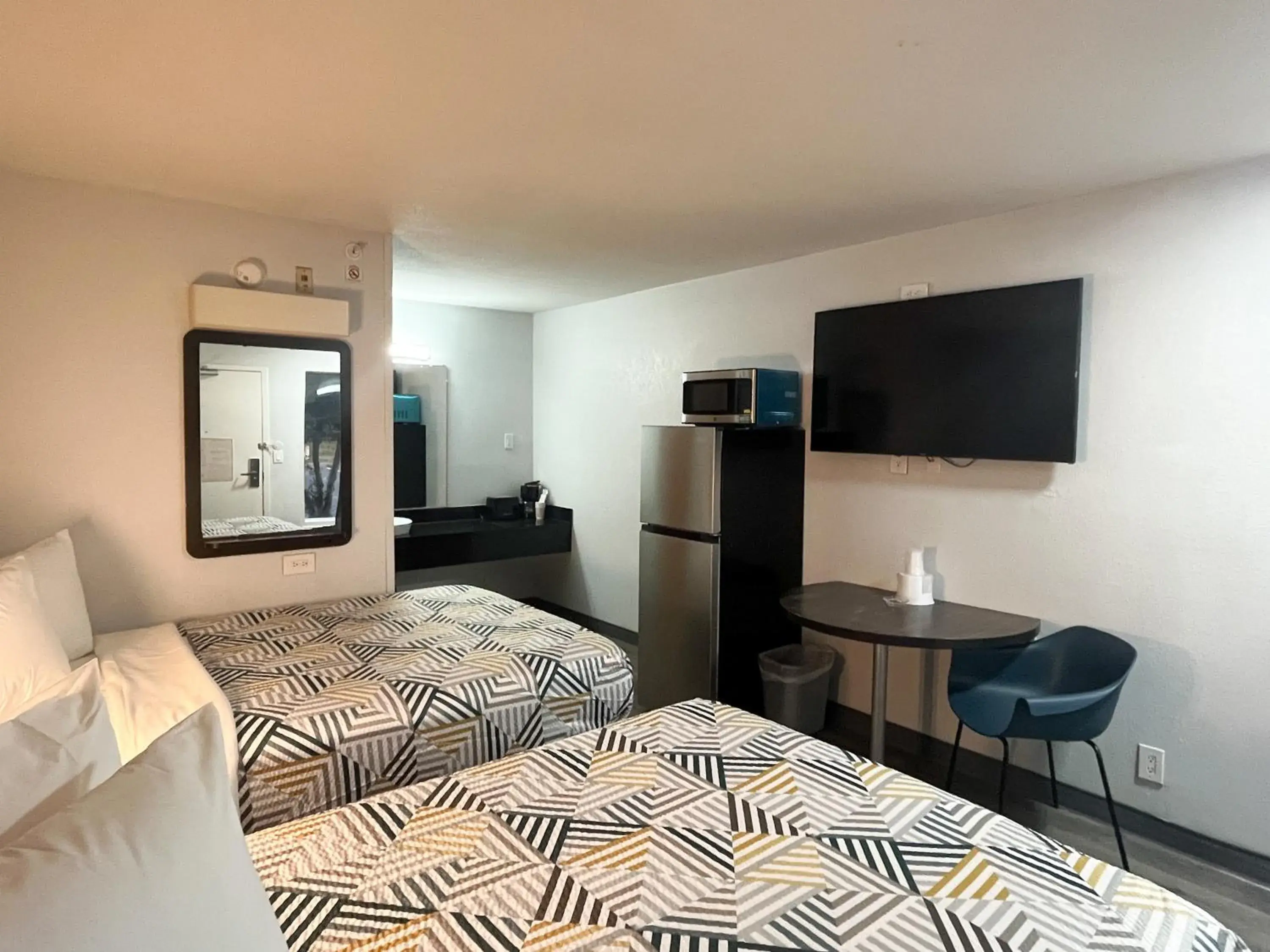 Classic Quadruple Room - Non-Smoking in Studio 6 Augusta, GA Classic Quadruple Room - Non-Smoking in Studio 6 Augusta, GA