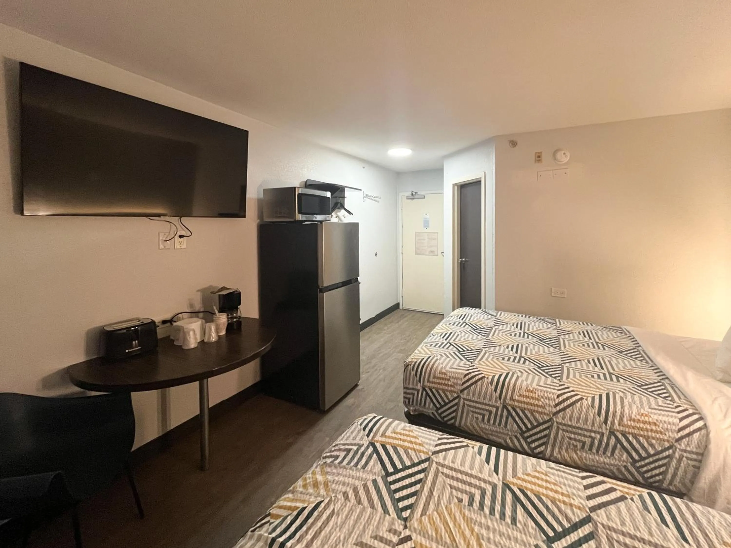 Photo of the whole room, Bed in Studio 6 Augusta, GA