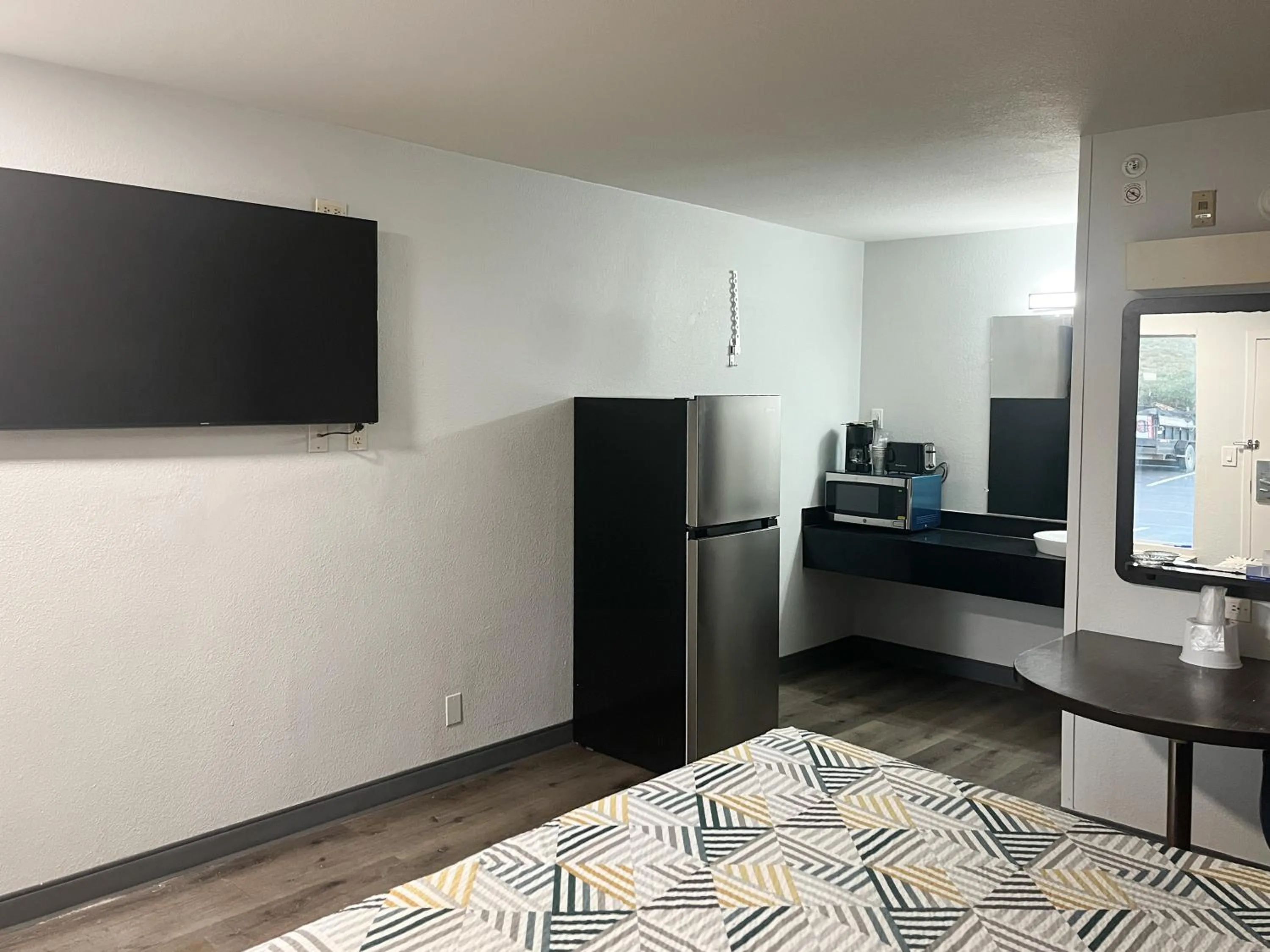 Photo of the whole room, Bed in Studio 6 Augusta, GA