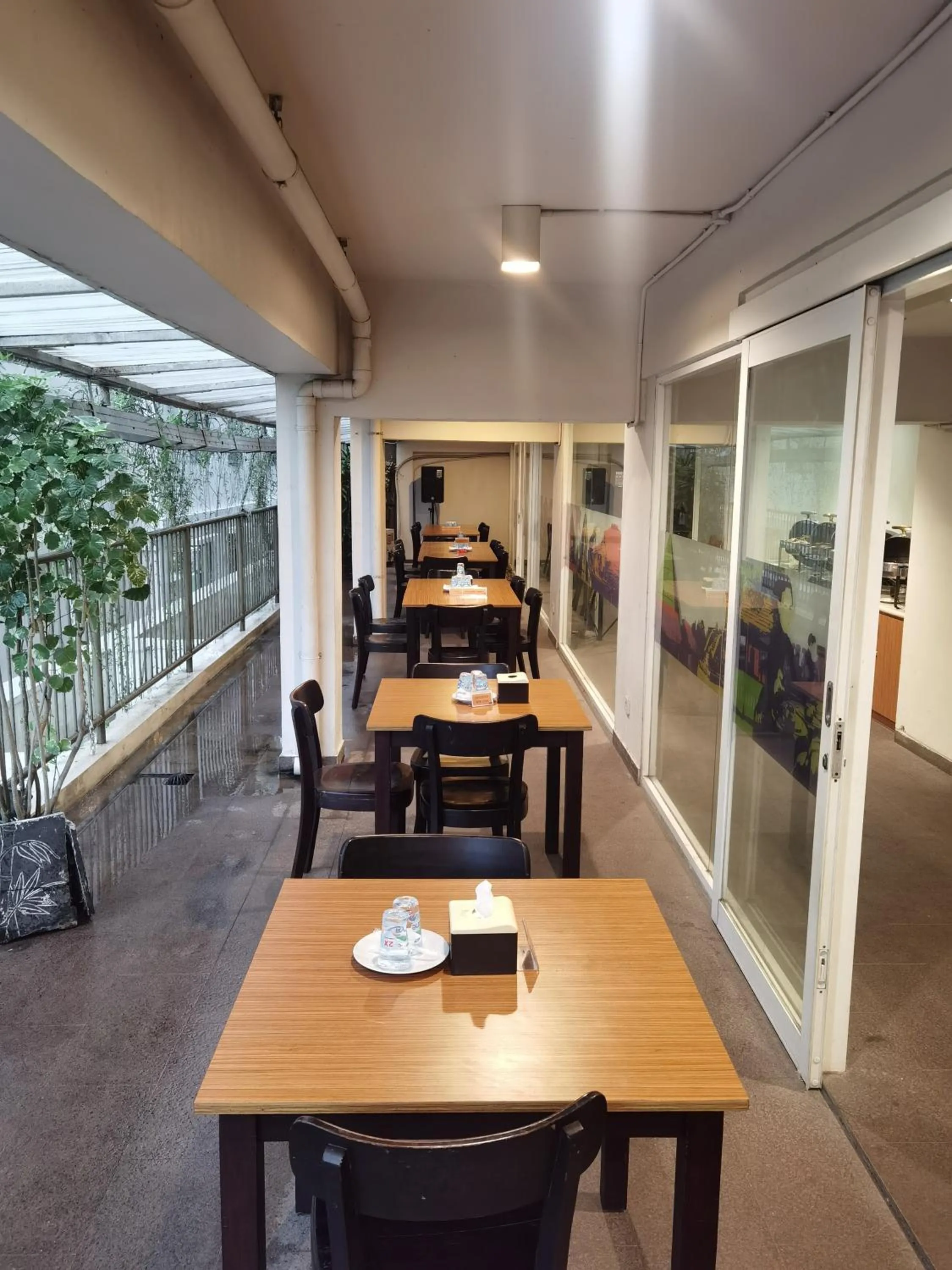 Restaurant/places to eat in Student Park Hotel