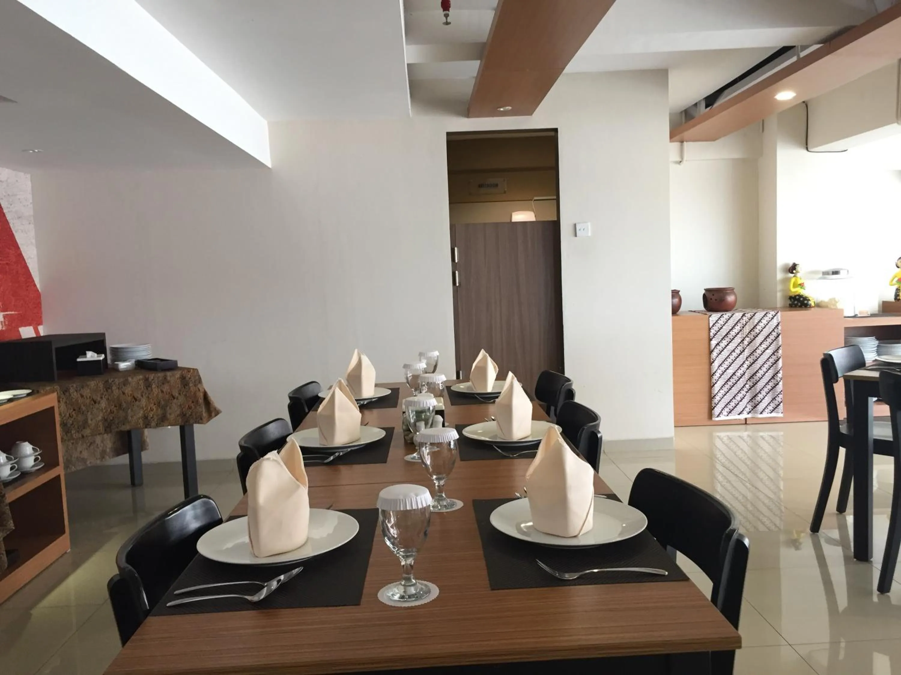 Restaurant/places to eat in Student Park Hotel