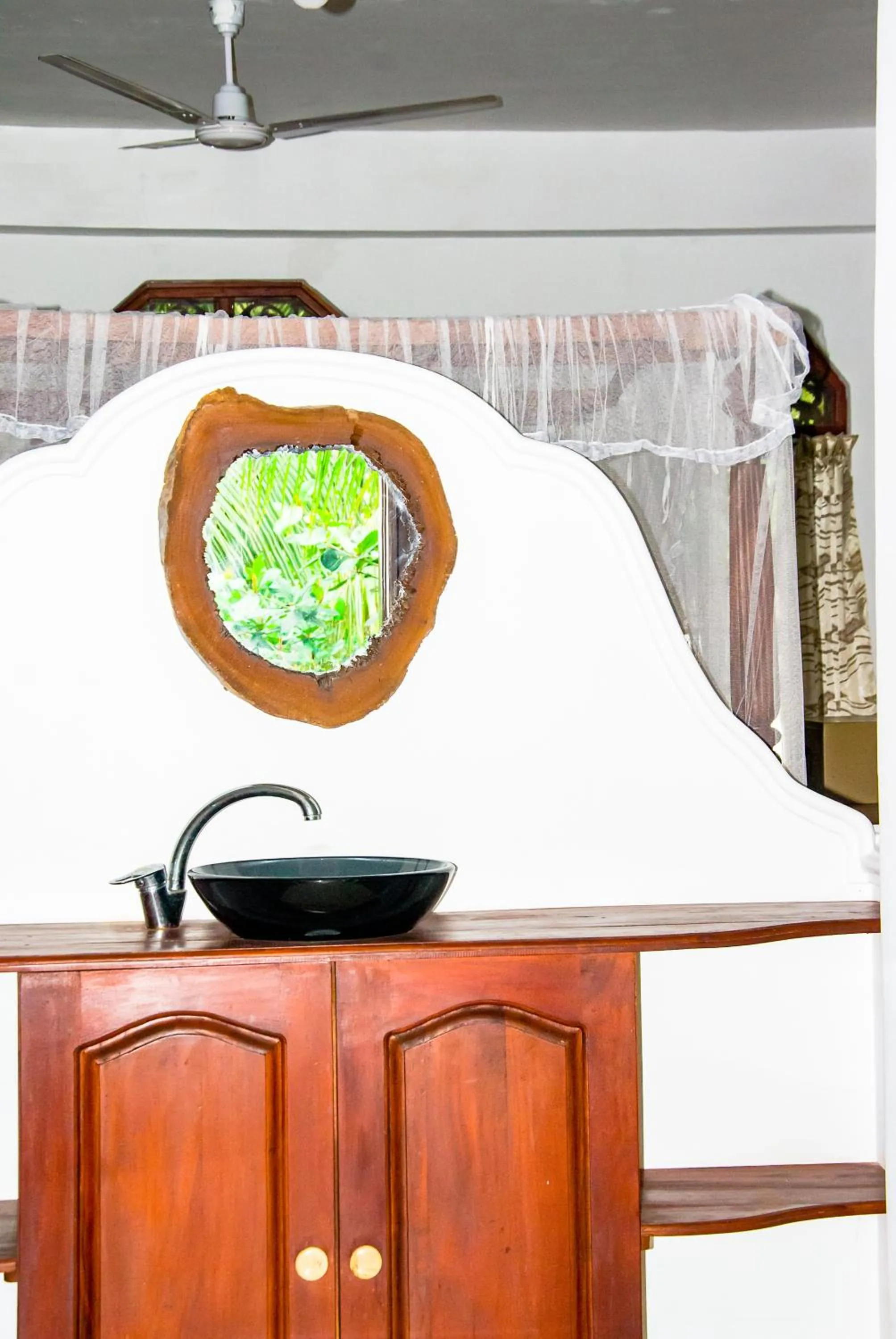 Photo of the whole room in No Name Rest