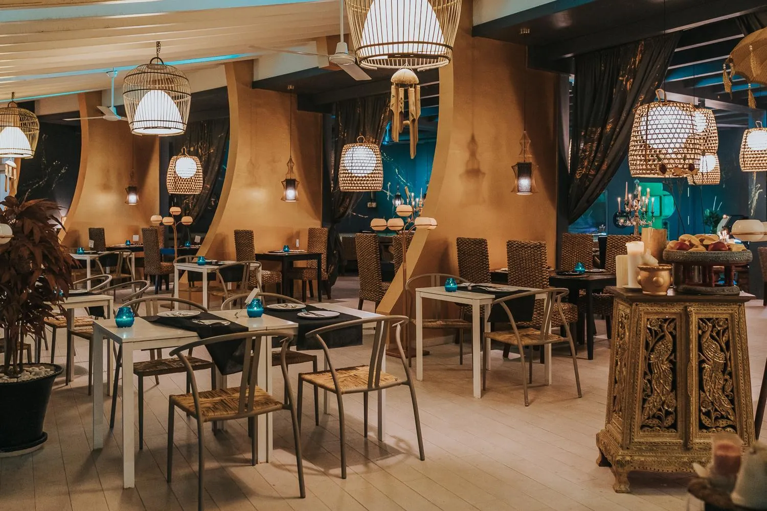 Restaurant/places to eat in ON Hotels Oceanfront Adults Designed