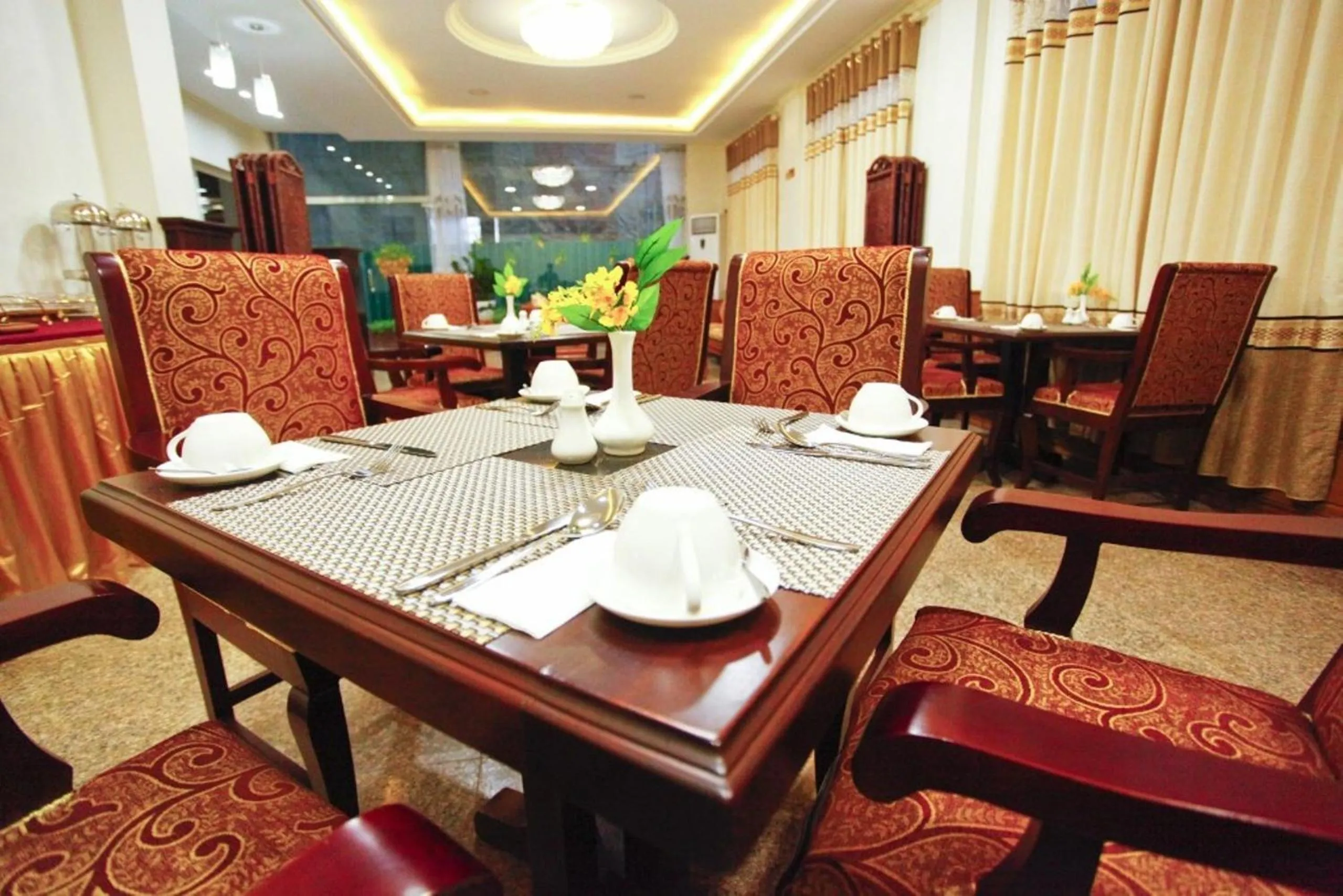 Restaurant/places to eat in The Home Hotel