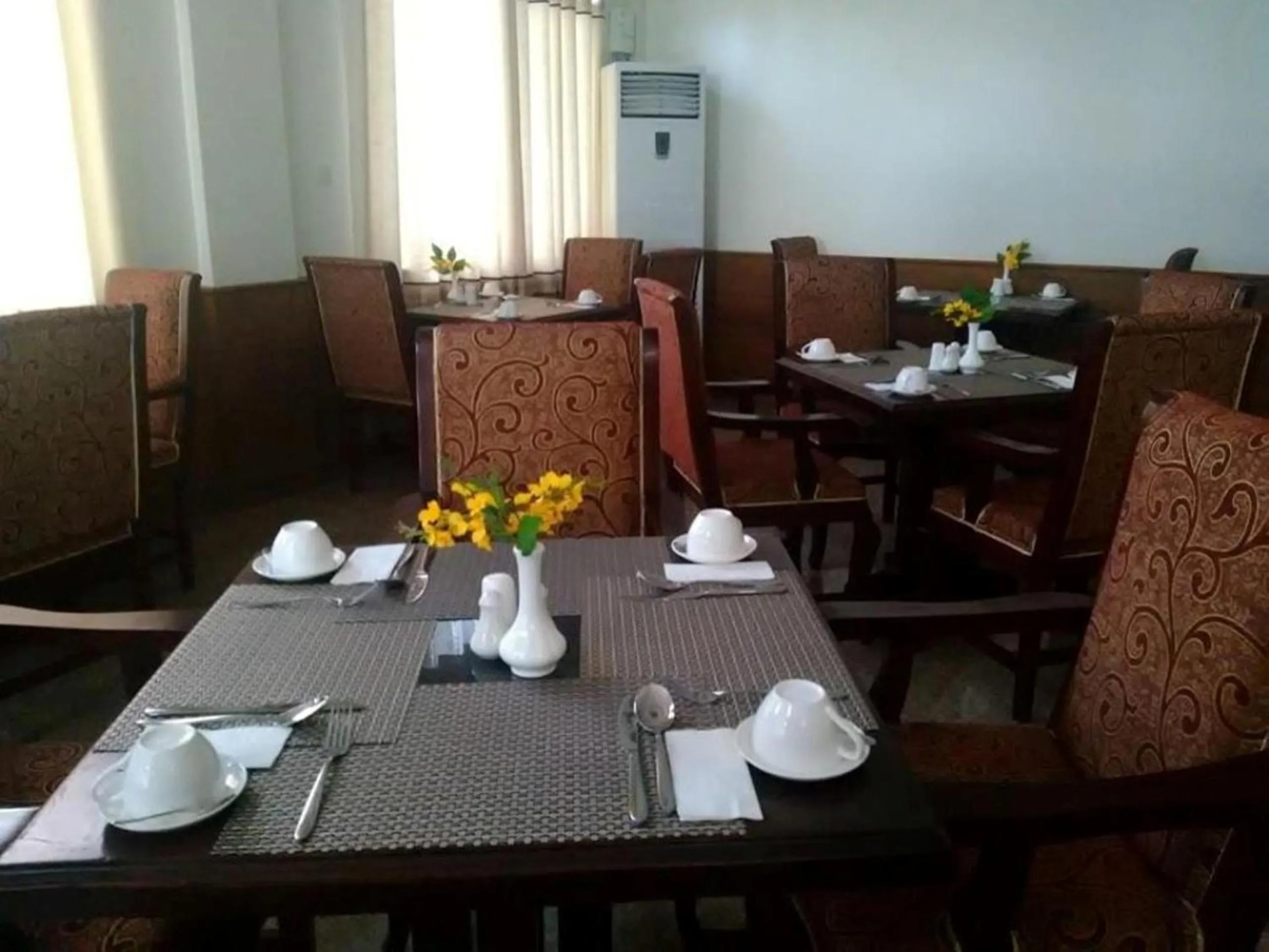 Restaurant/places to eat in The Home Hotel