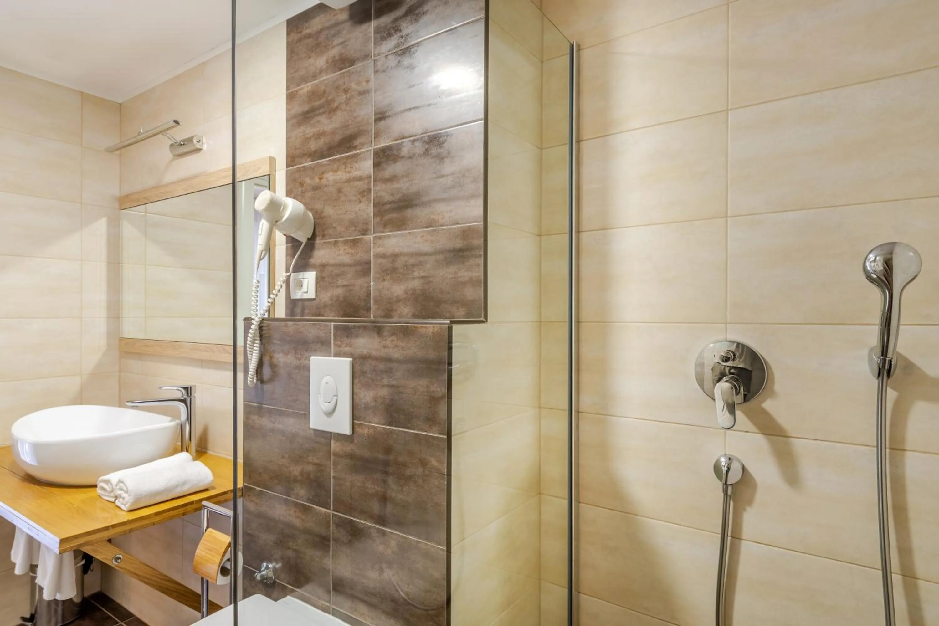 Shower in Palace Tartaglia