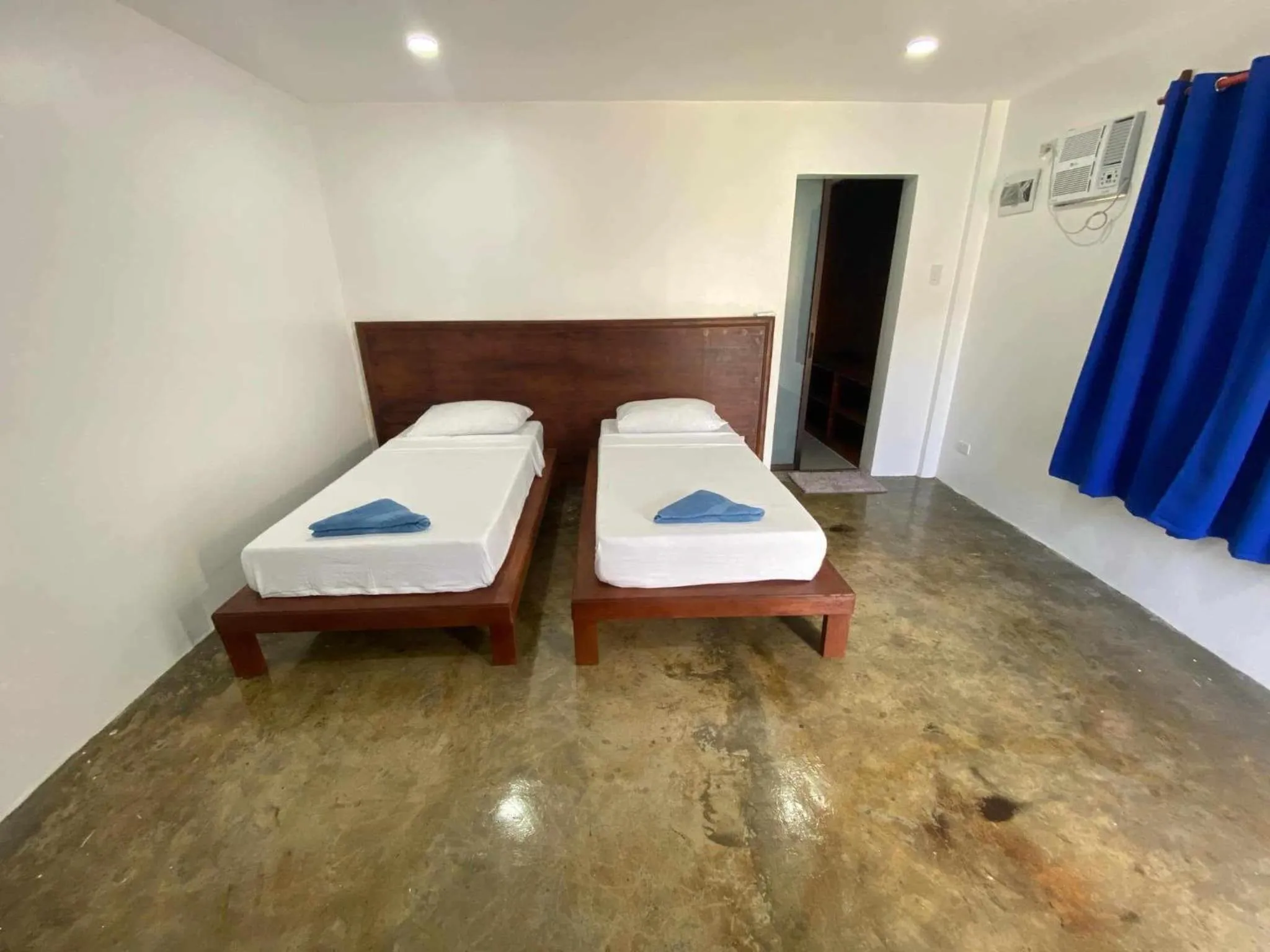 Bedroom, Bed in Bluewaves Hostel & Villa Panagsama by Hiverooms