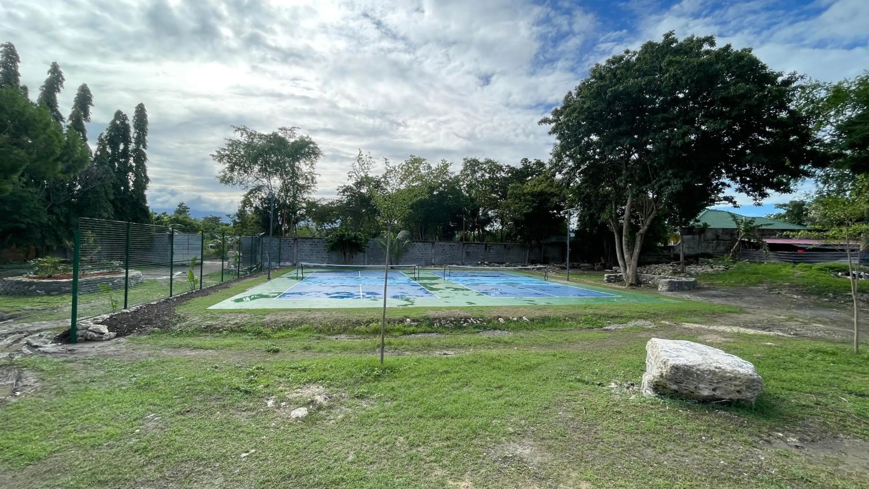 Inner courtyard view in Bluewaves Hostel & Villa Panagsama by Hiverooms