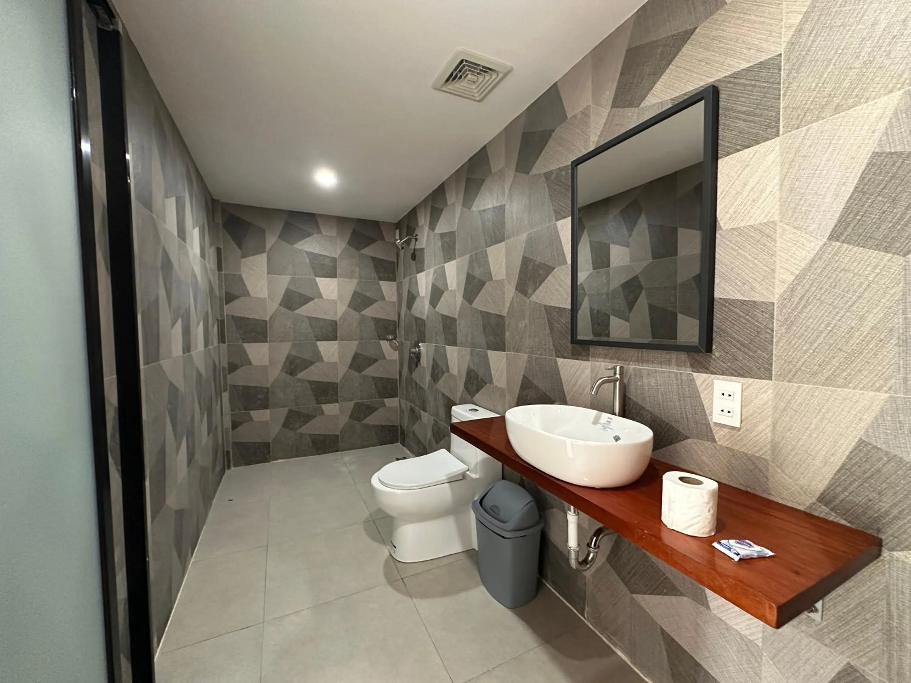 Bathroom in Bluewaves Hostel & Villa Panagsama by Hiverooms