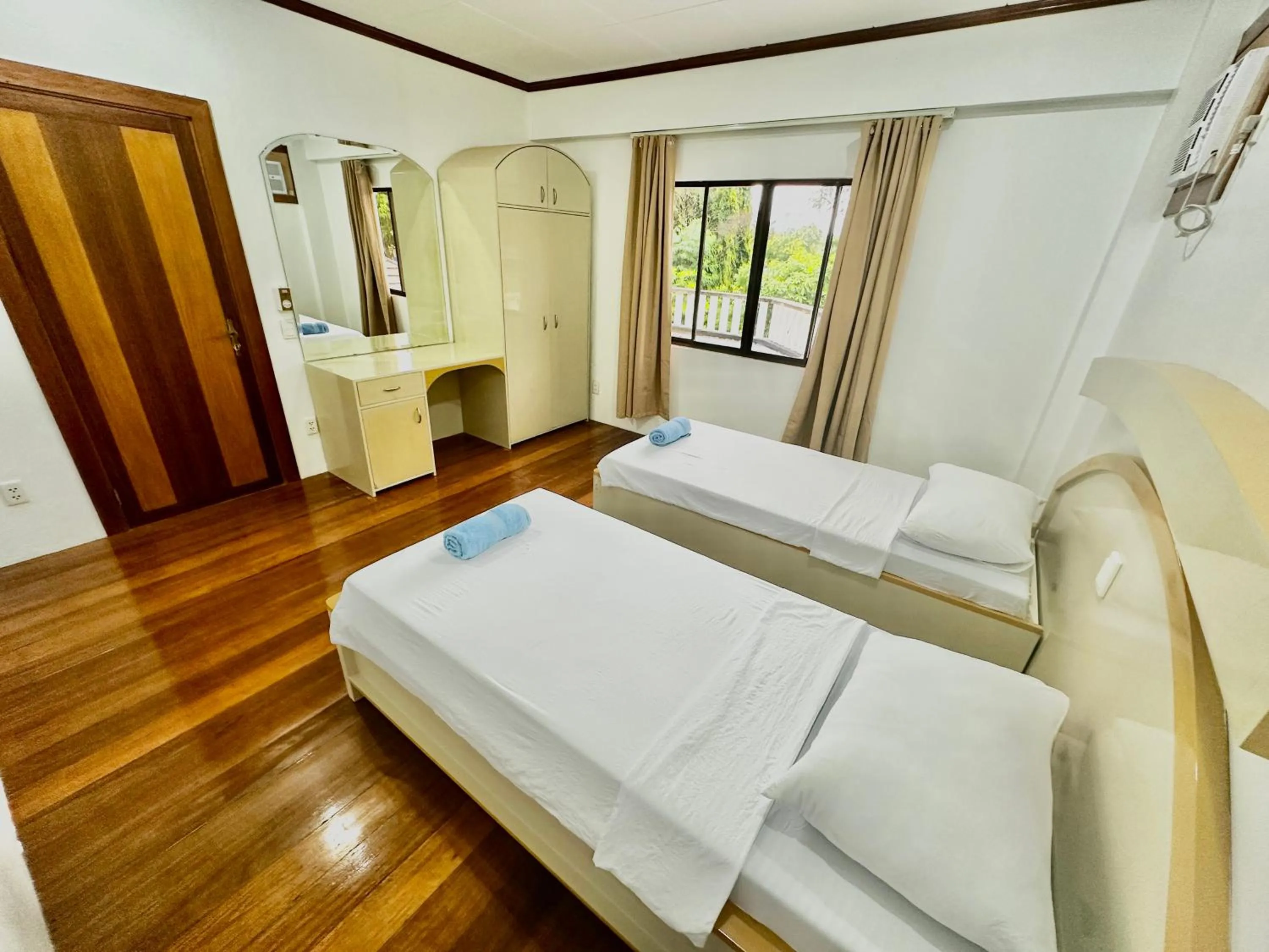 Bedroom, Bed in Bluewaves Hostel & Villa Panagsama by Hiverooms