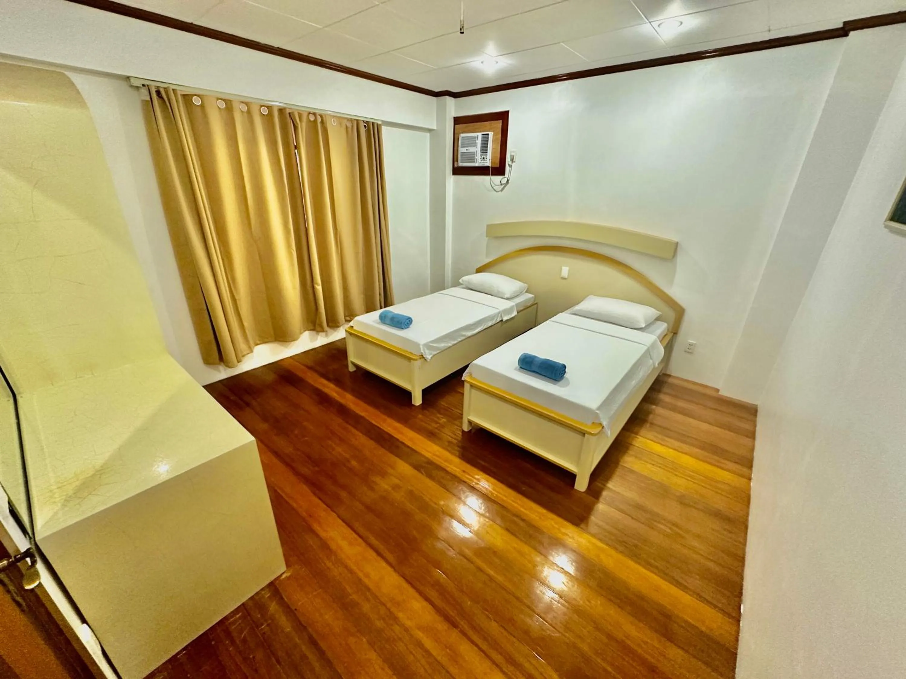 Bedroom, Bed in Bluewaves Hostel & Villa Panagsama by Hiverooms