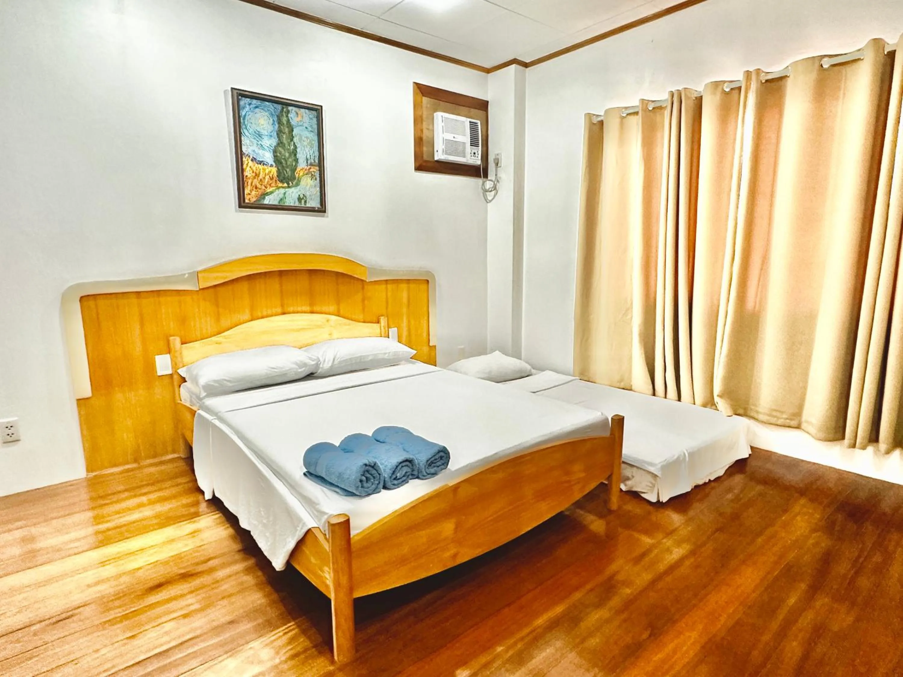 Bedroom, Bed in Bluewaves Hostel & Villa Panagsama by Hiverooms