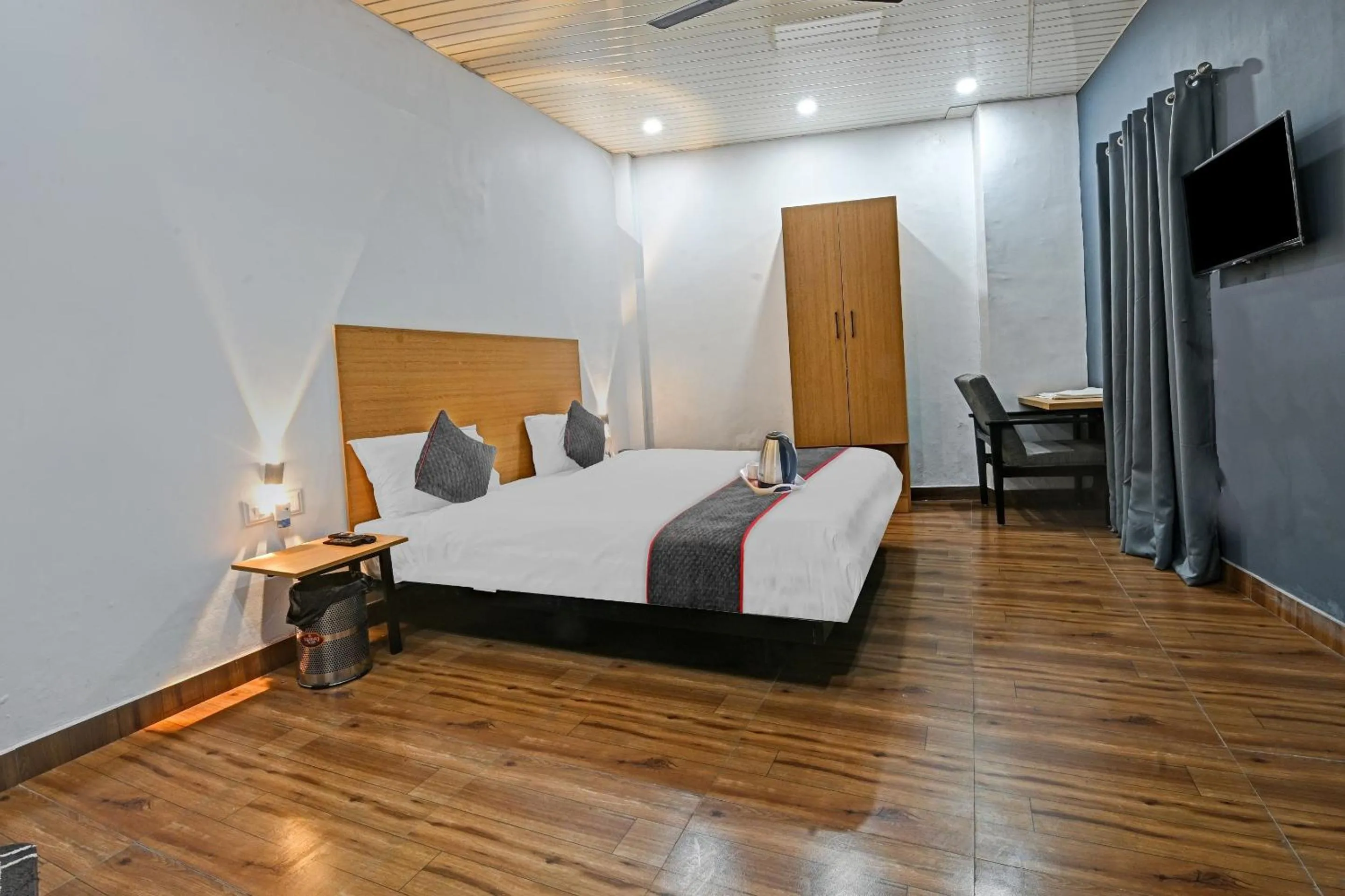 Bedroom, Bed in Townhouse Super- Govind Nagar