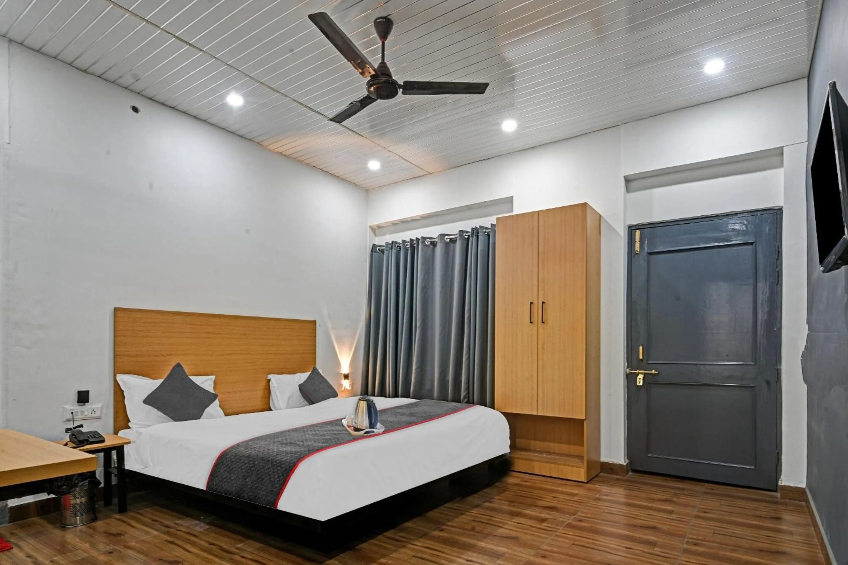 Bedroom, Bed in Townhouse Super- Govind Nagar