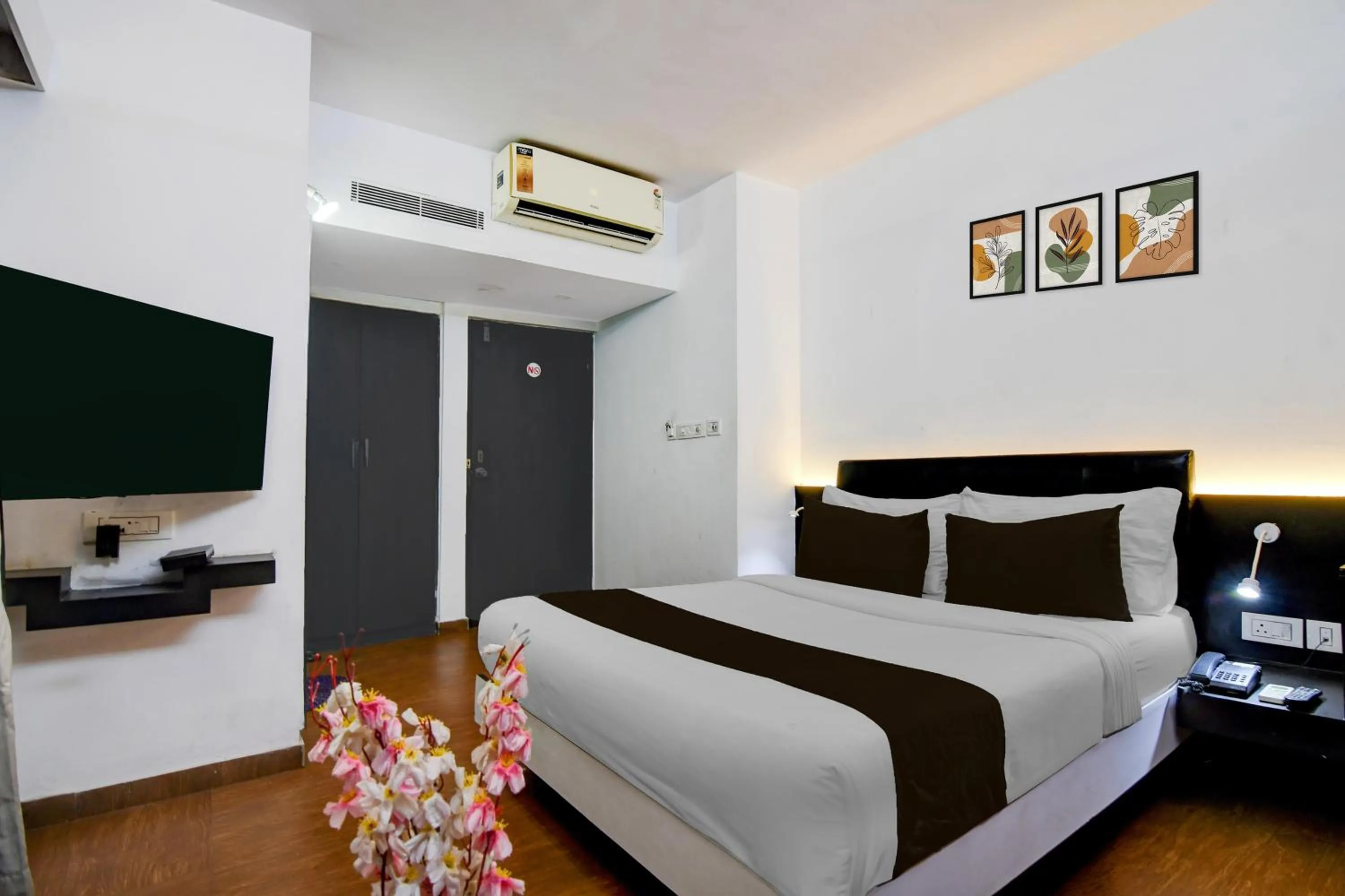 Bedroom, Bed in Super Townhouse Oak Ballygunge Formerly Hotel Lovelock