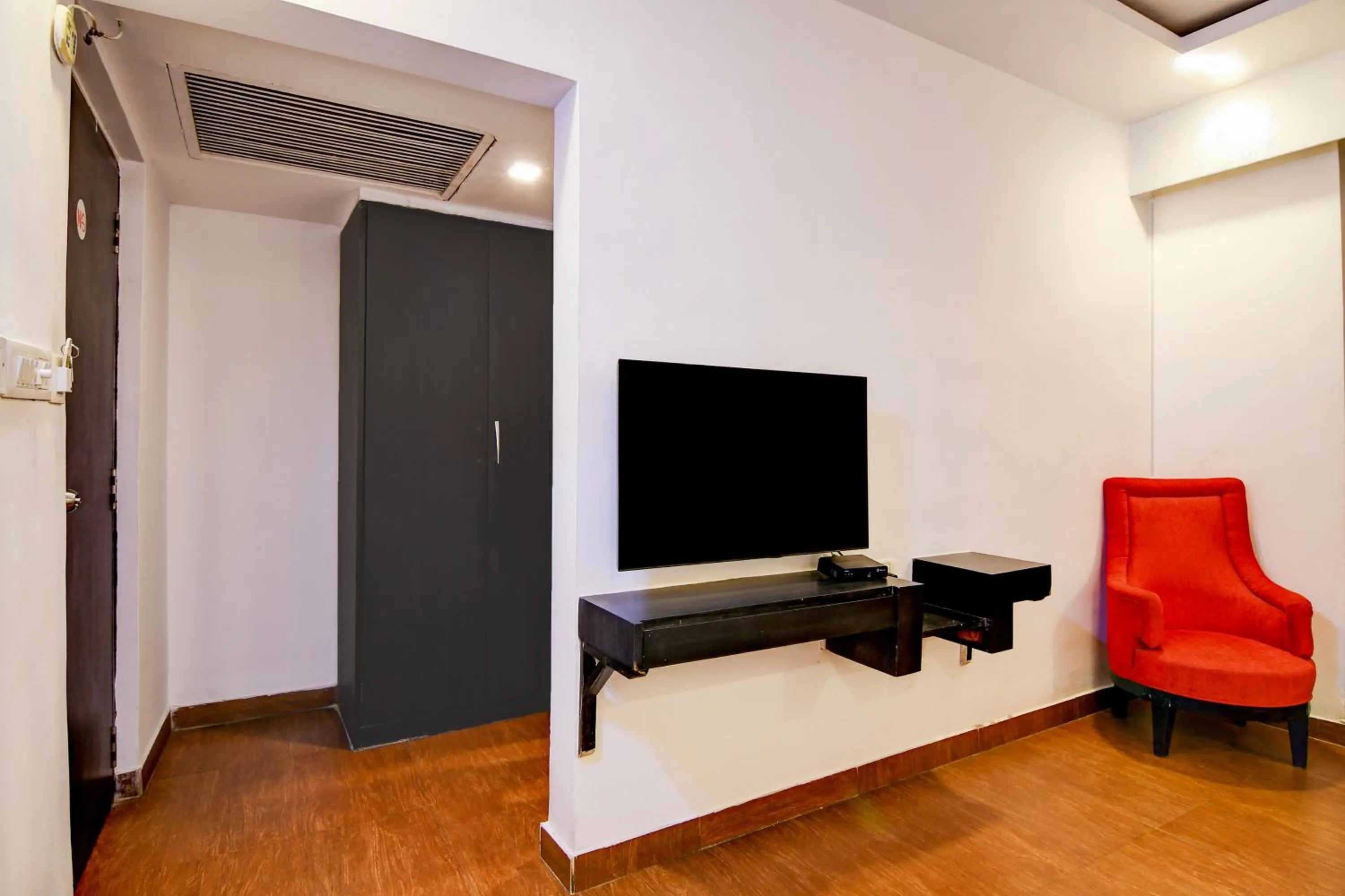 Bedroom in Super Townhouse Oak Ballygunge Formerly Hotel Lovelock