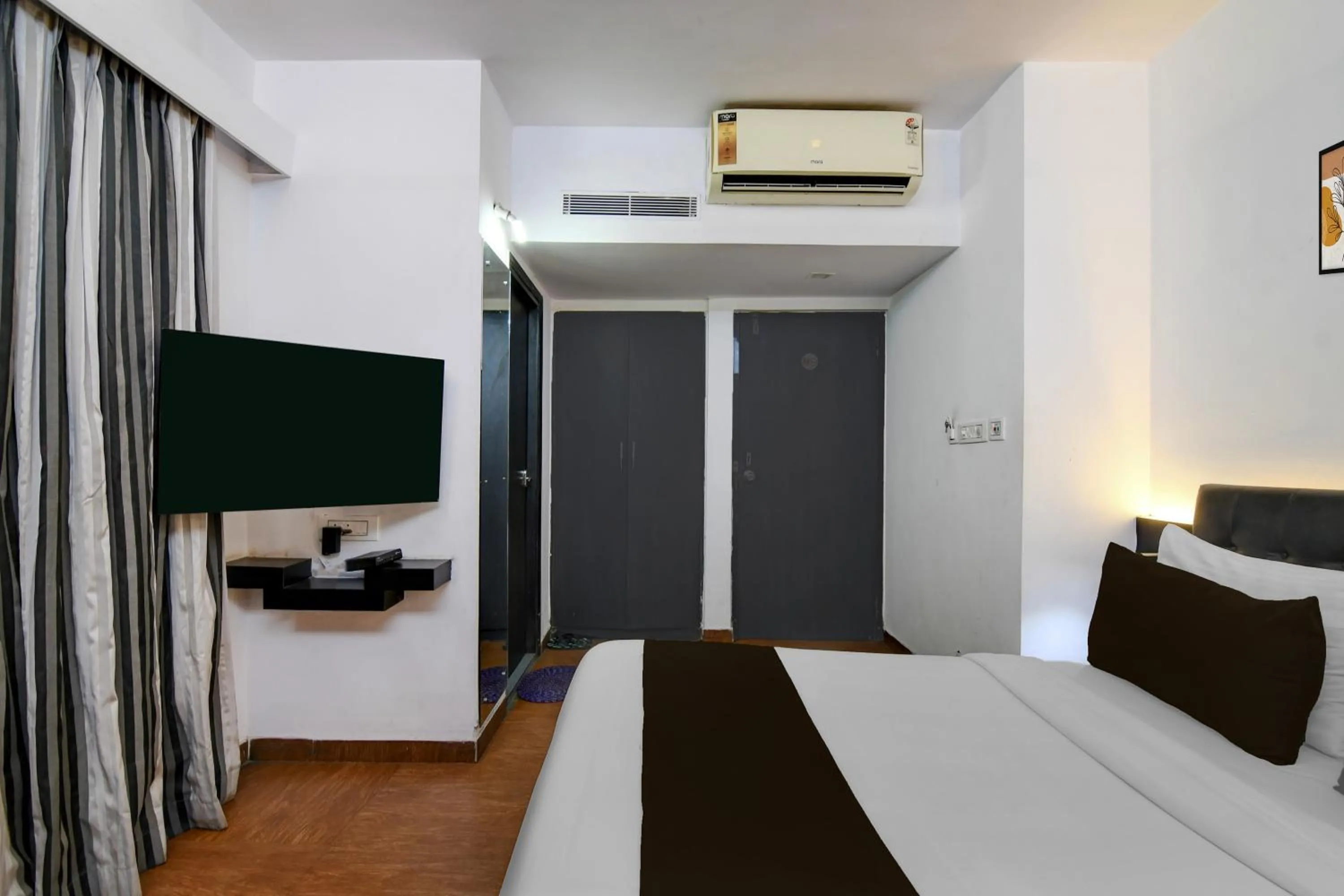 Bedroom, Bed in Super Townhouse Oak Ballygunge Formerly Hotel Lovelock