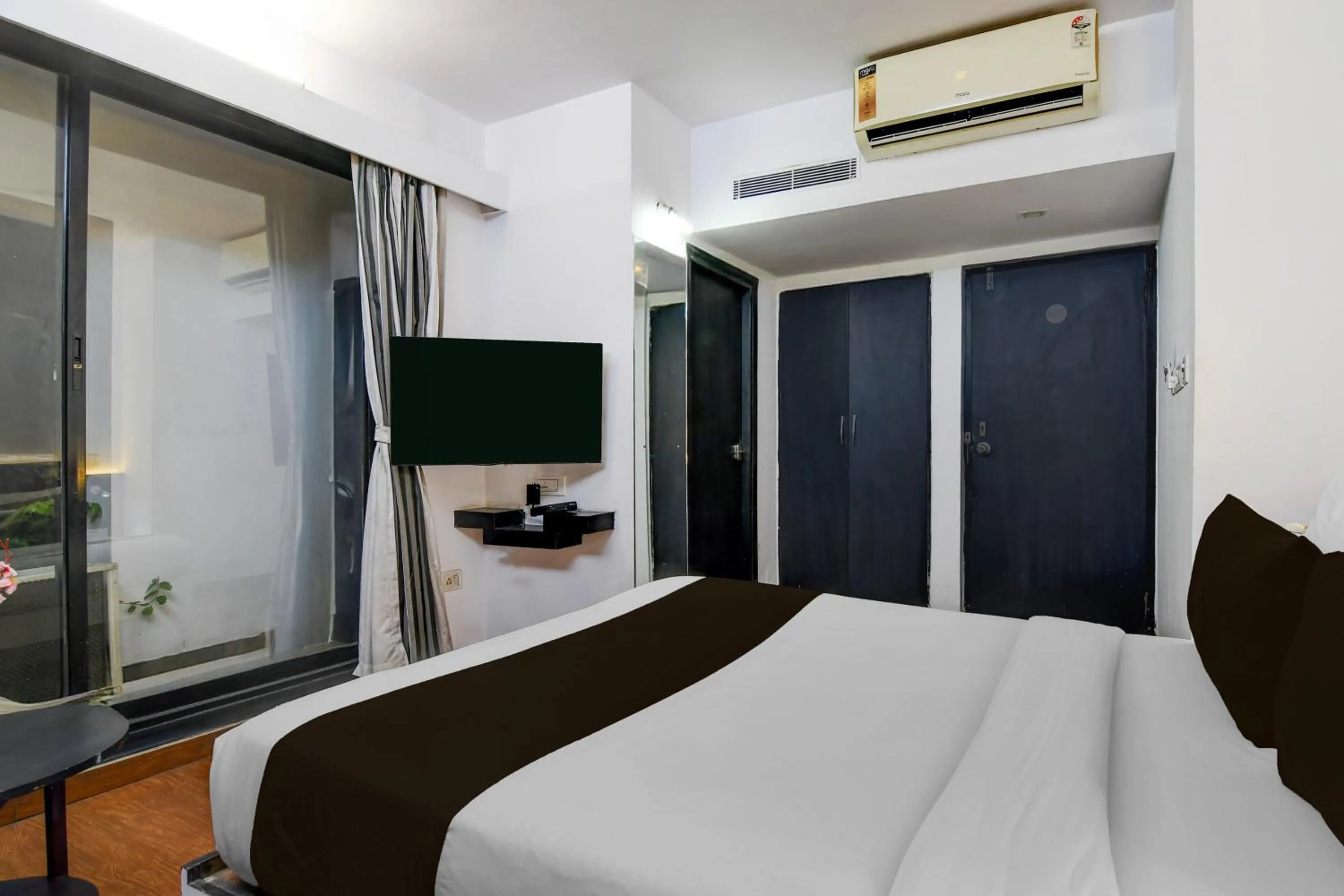 Bedroom, Bed in Super Townhouse Oak Ballygunge Formerly Hotel Lovelock