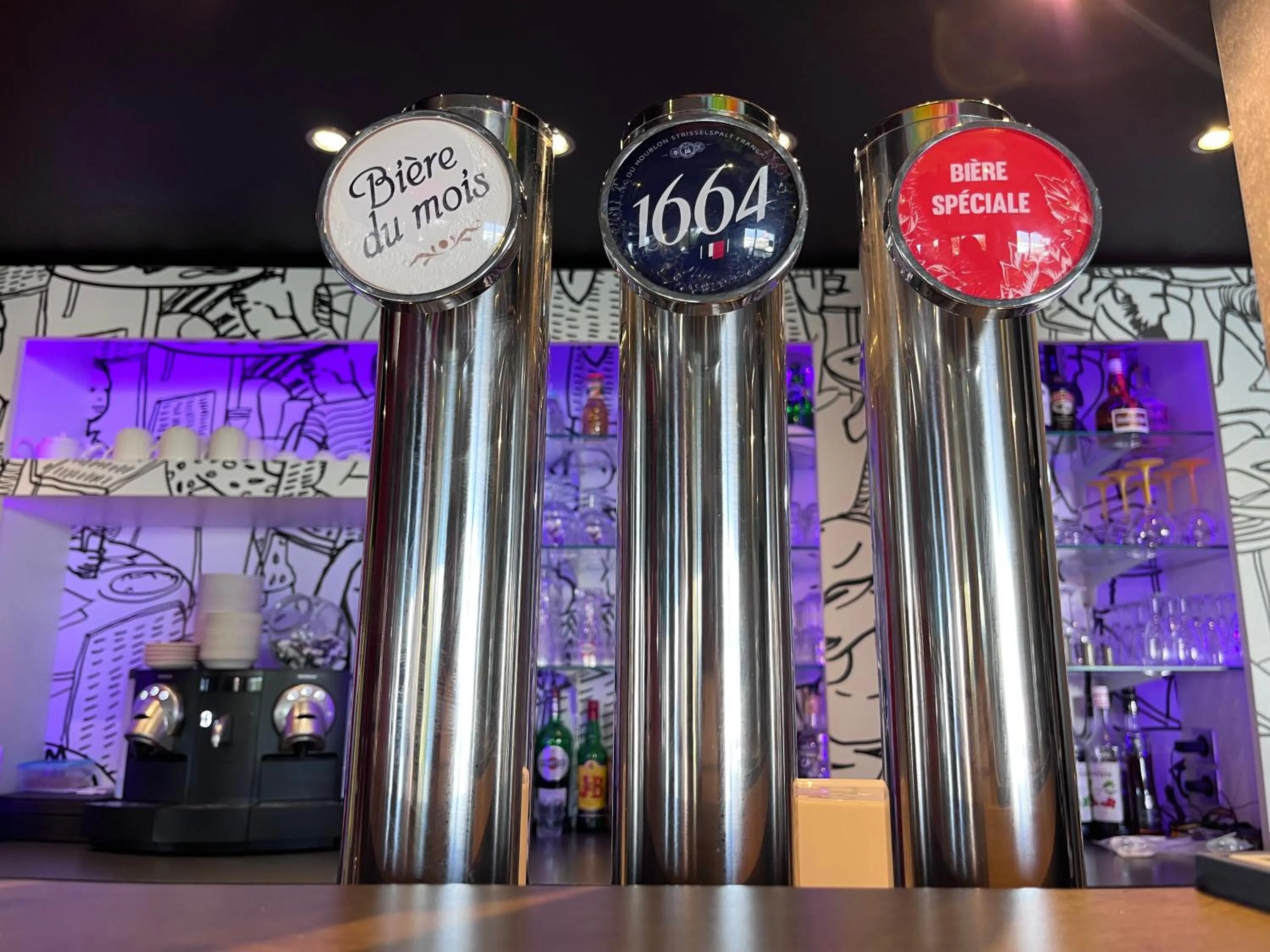 Lounge or bar in ibis Cambrai