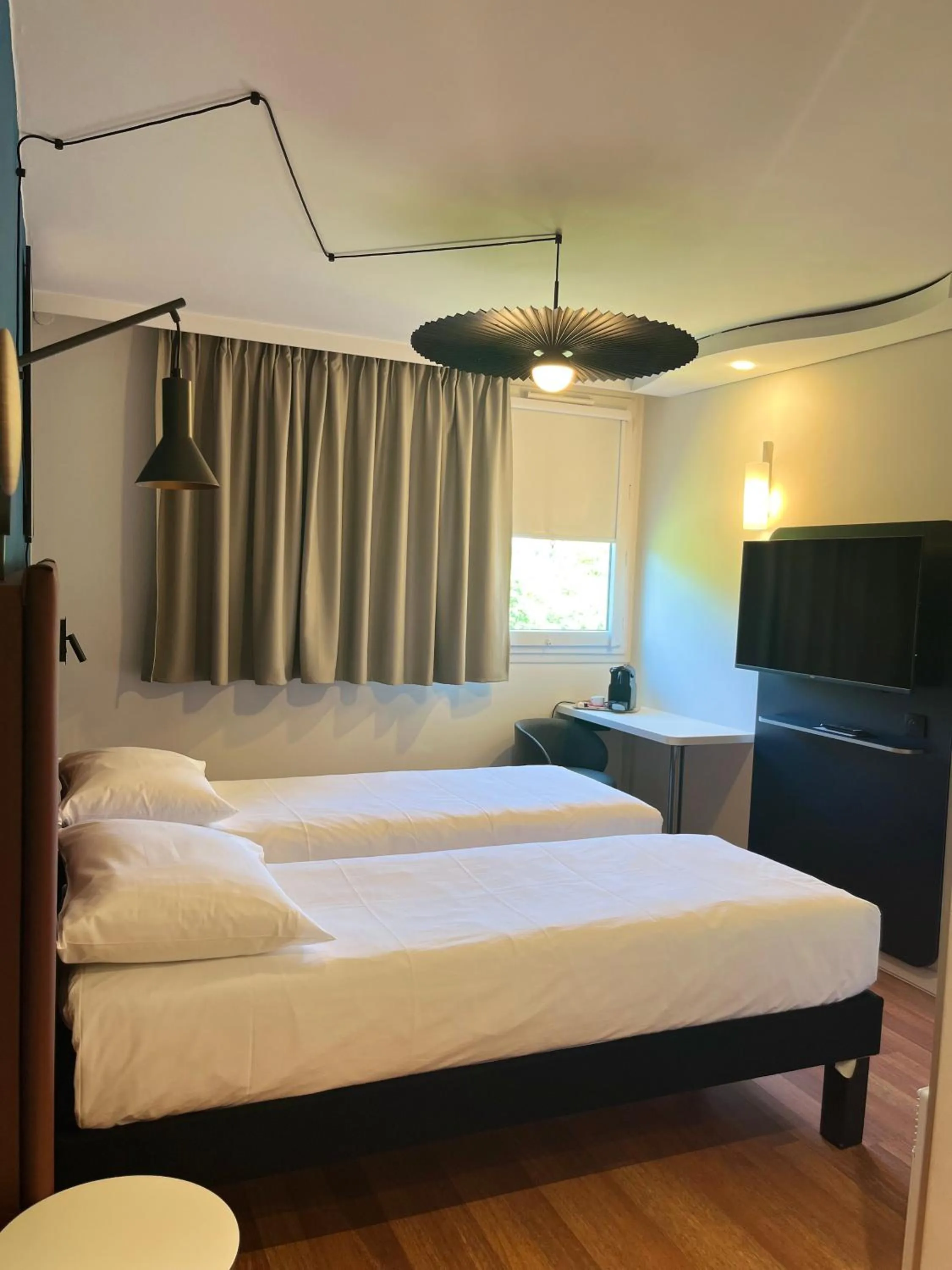 Bedroom, Bed in ibis Cambrai