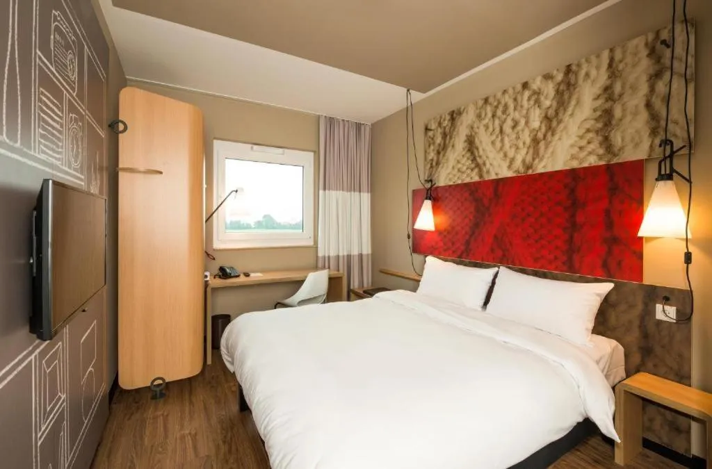 Bedroom, Bed in ibis Cambrai