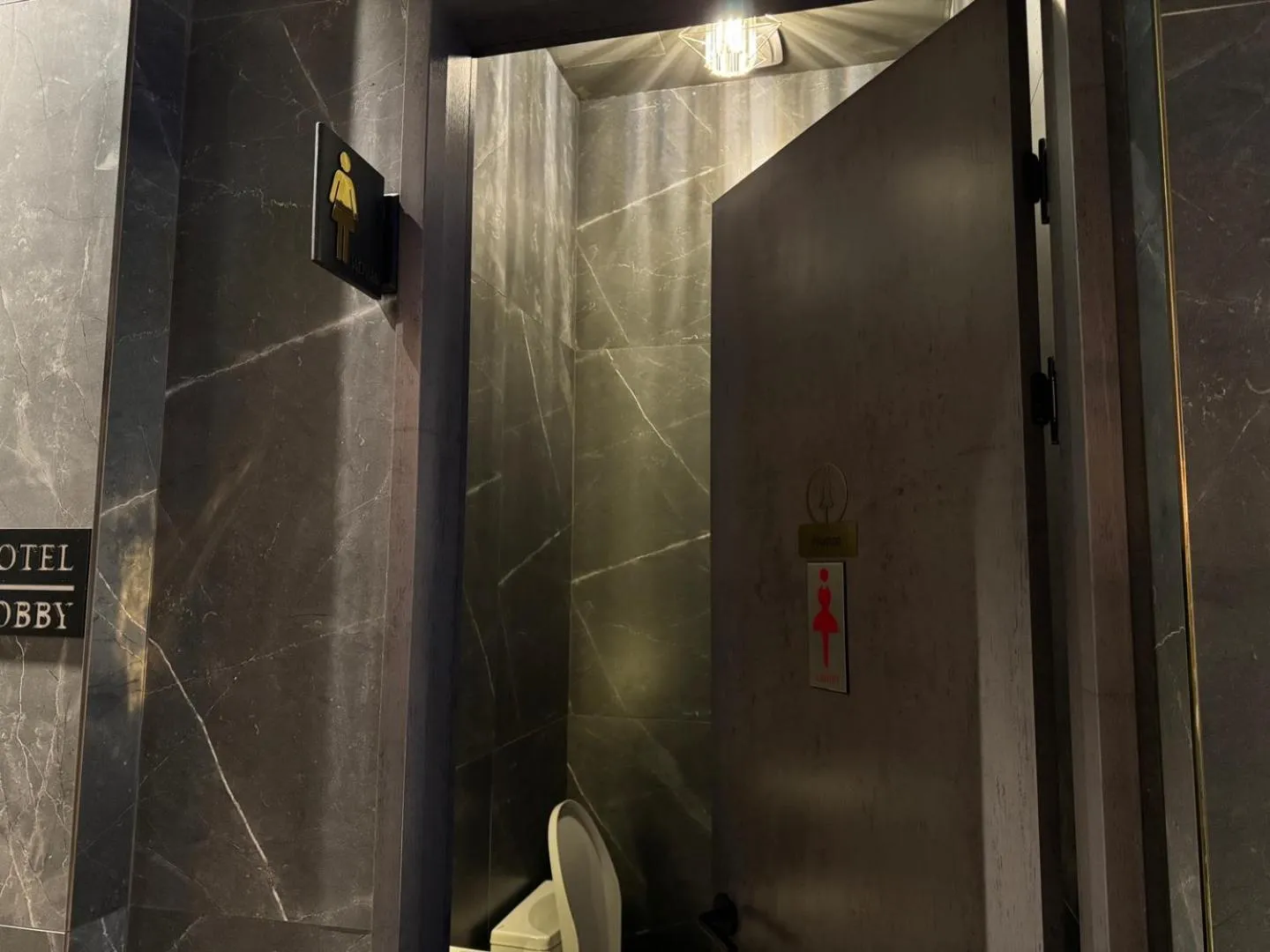 Restaurant/places to eat in Zenith Tourist Hotel