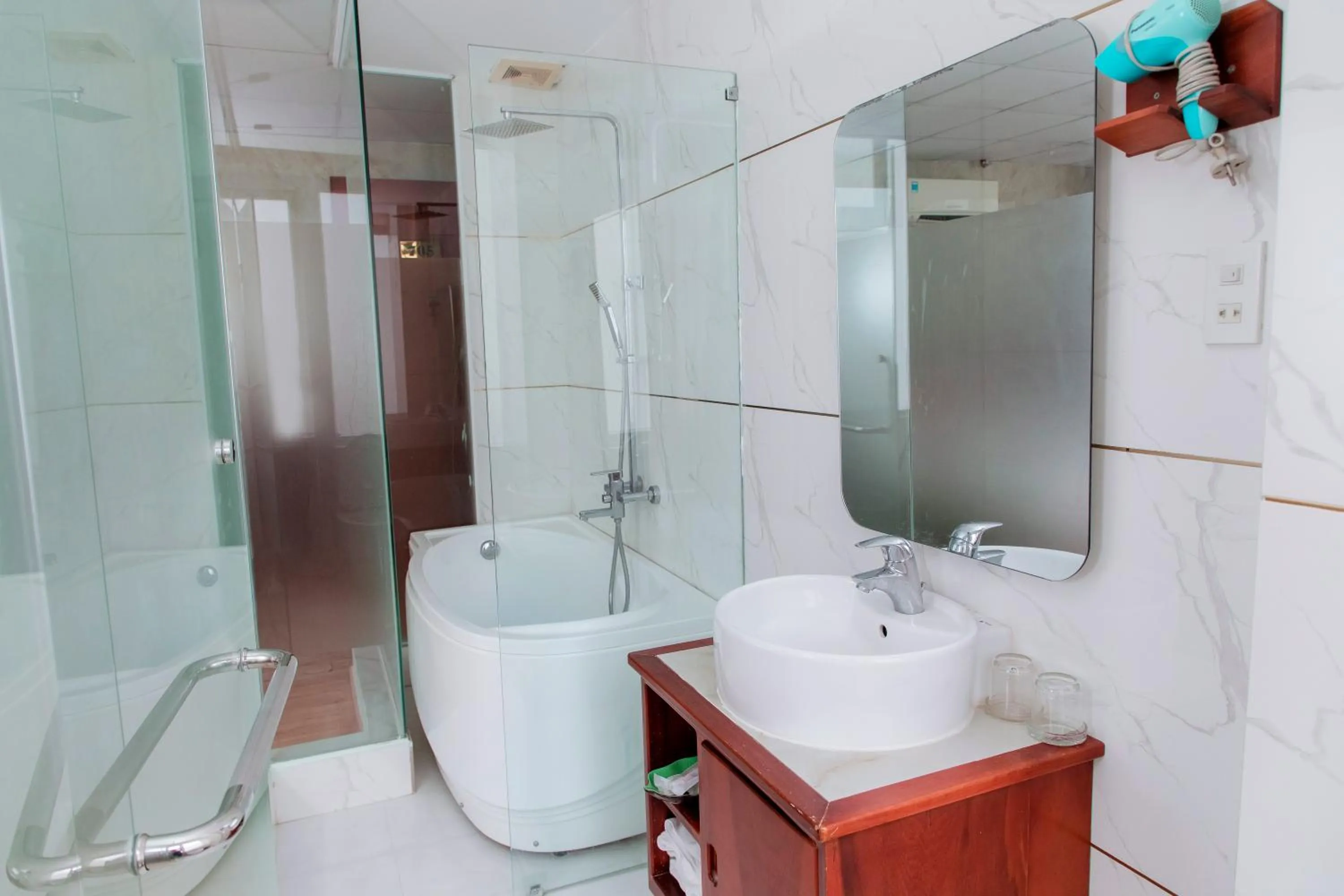 Shower in Art Deluxe Hotel