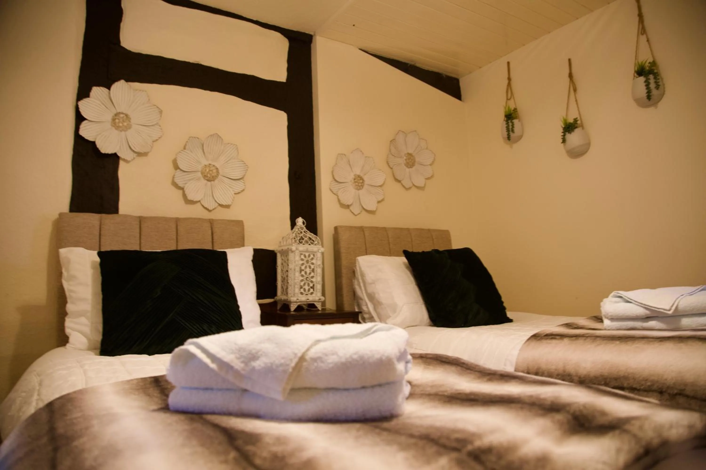 Photo of the whole room, Bed in The Kings Arms