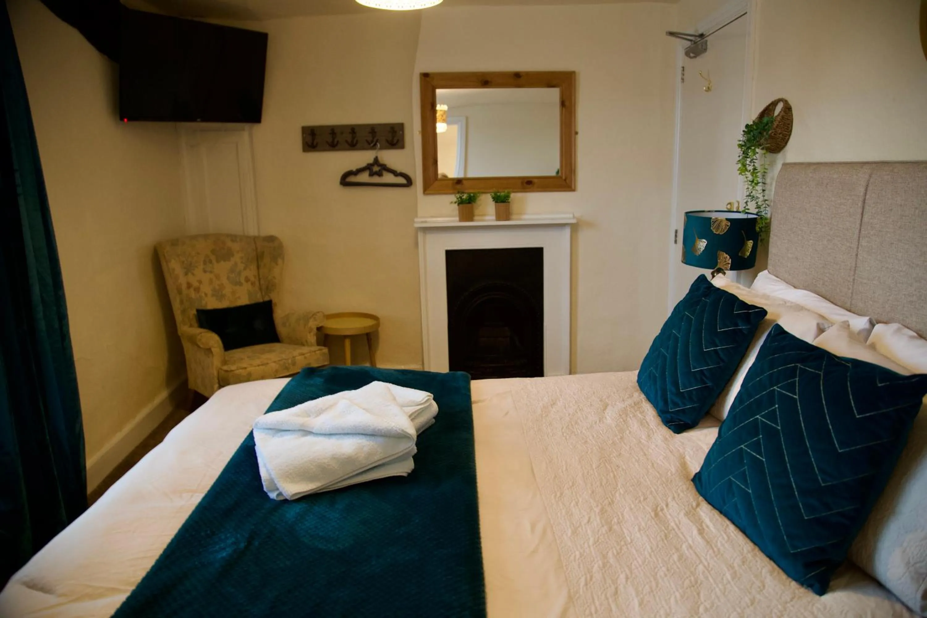 Photo of the whole room, Bed in The Kings Arms