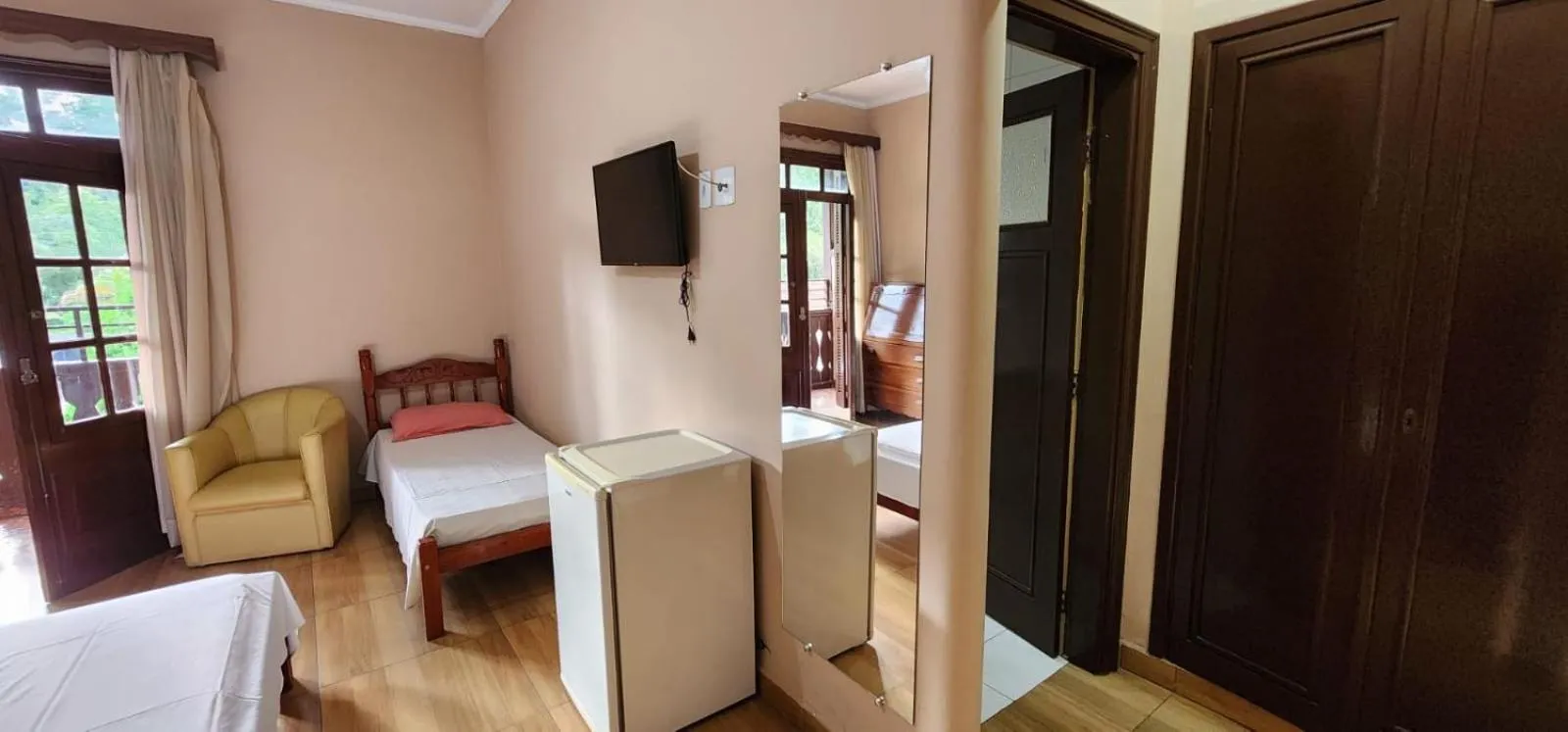 Communal lounge/ TV room, Bed in Hotel Floresta