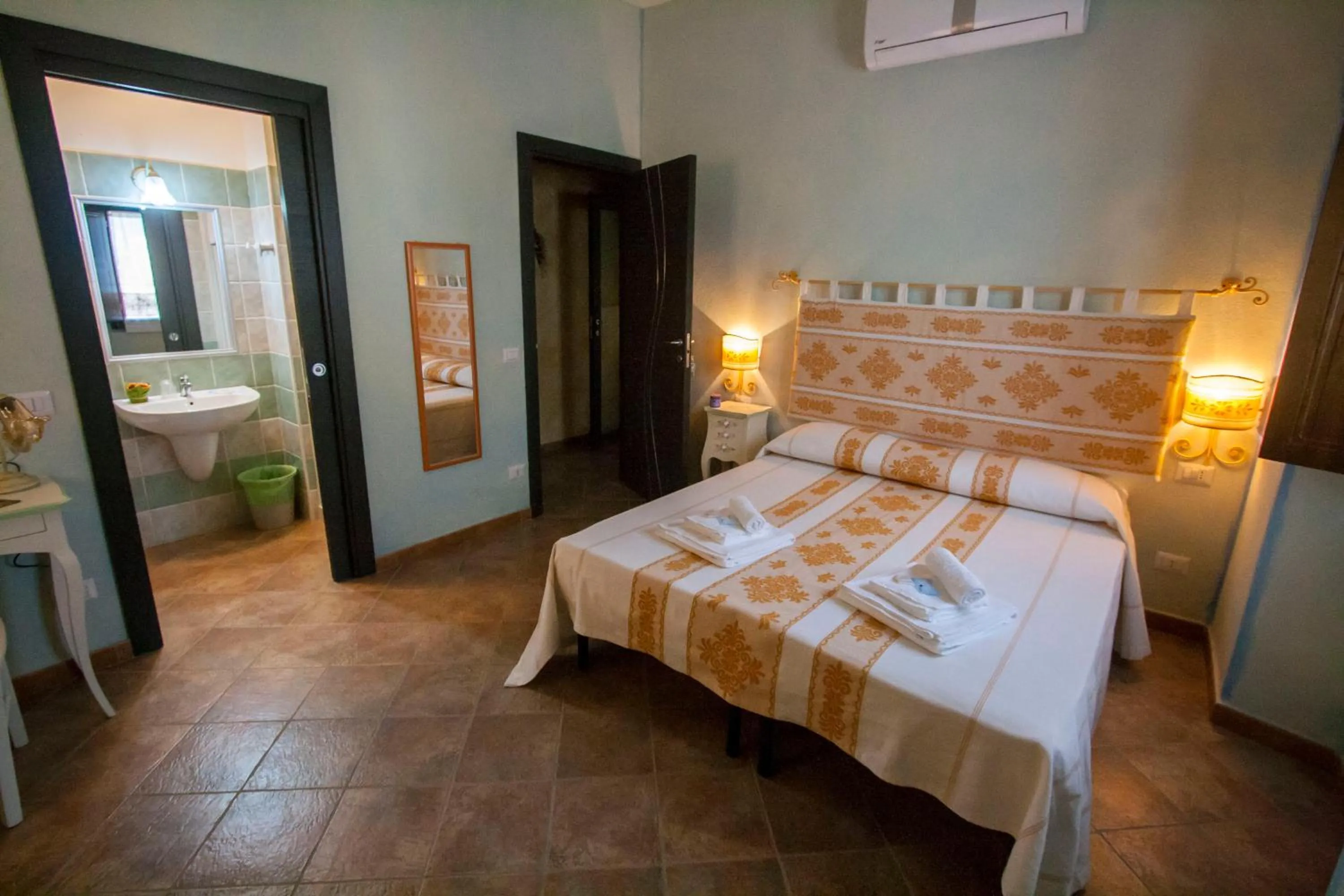 Shower in B&B Sa Lumenaria "da Raimonda"