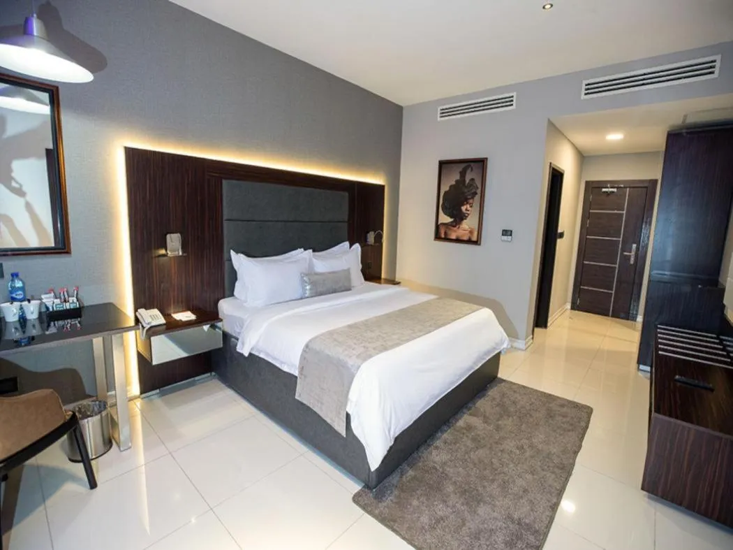 Photo of the whole room, Bed in Tripod By Pedestal Hotel