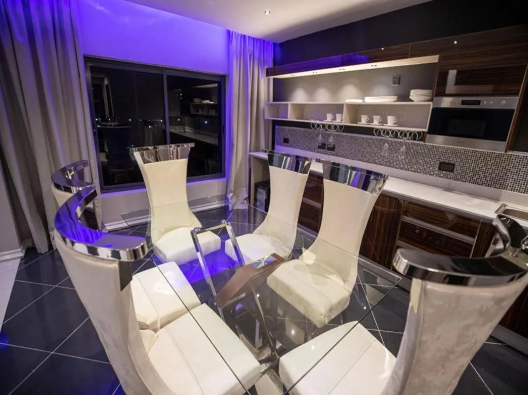 Kitchen or kitchenette in Tripod By Pedestal Hotel