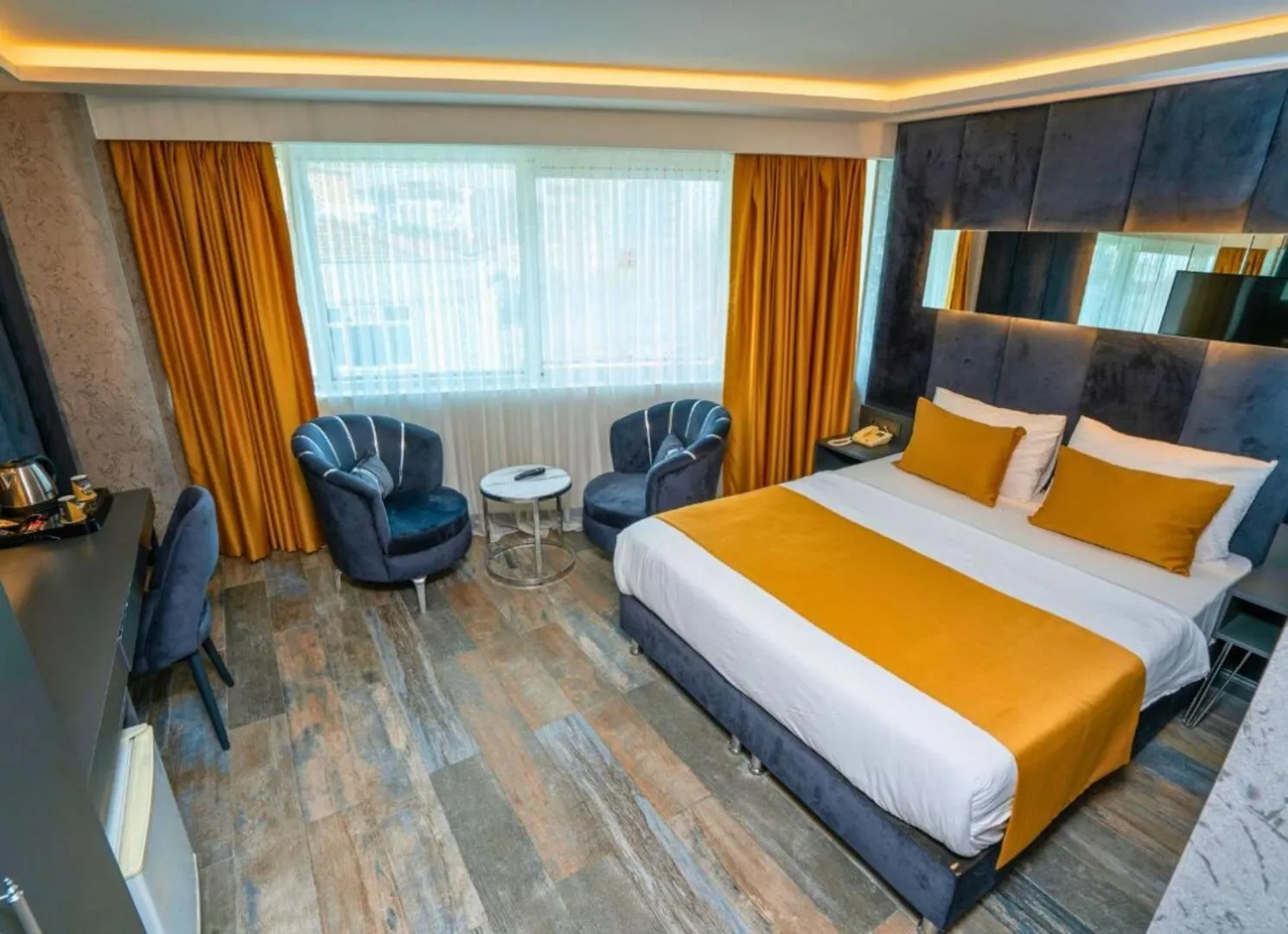 Photo of the whole room, Bed in 216 Silver Suite