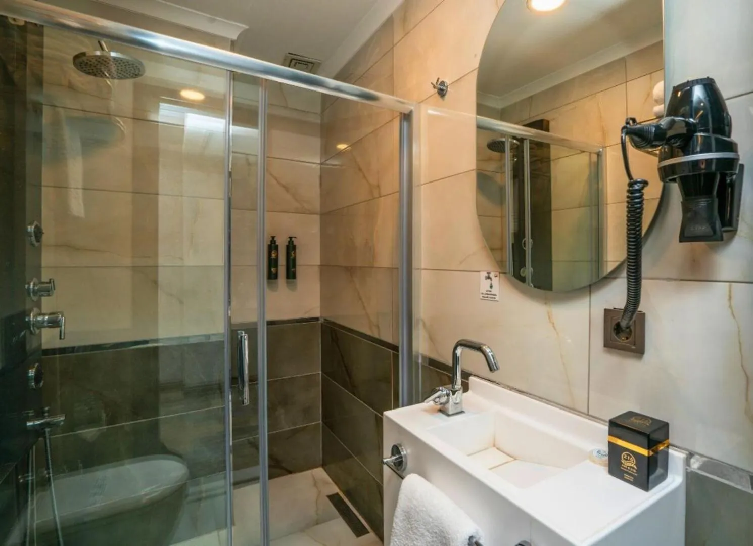 Photo of the whole room in 216 Silver Suite