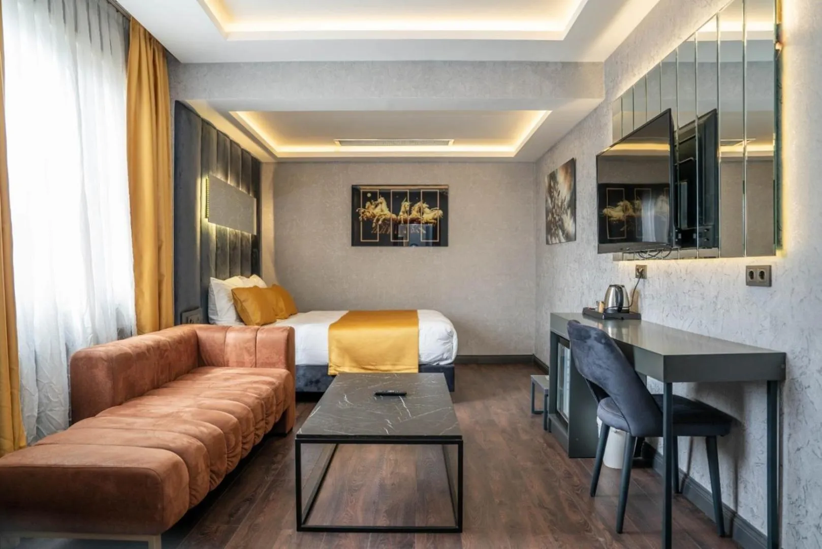 Photo of the whole room in 216 Silver Suite