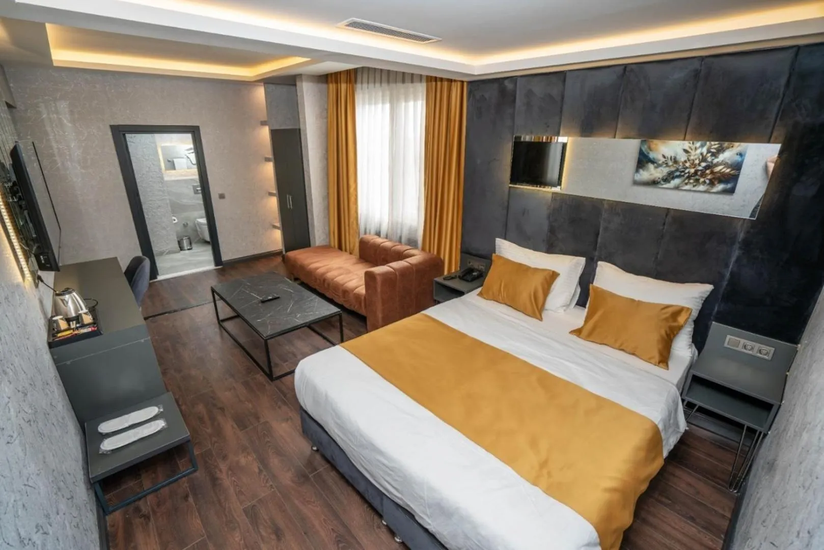 Photo of the whole room, Bed in 216 Silver Suite