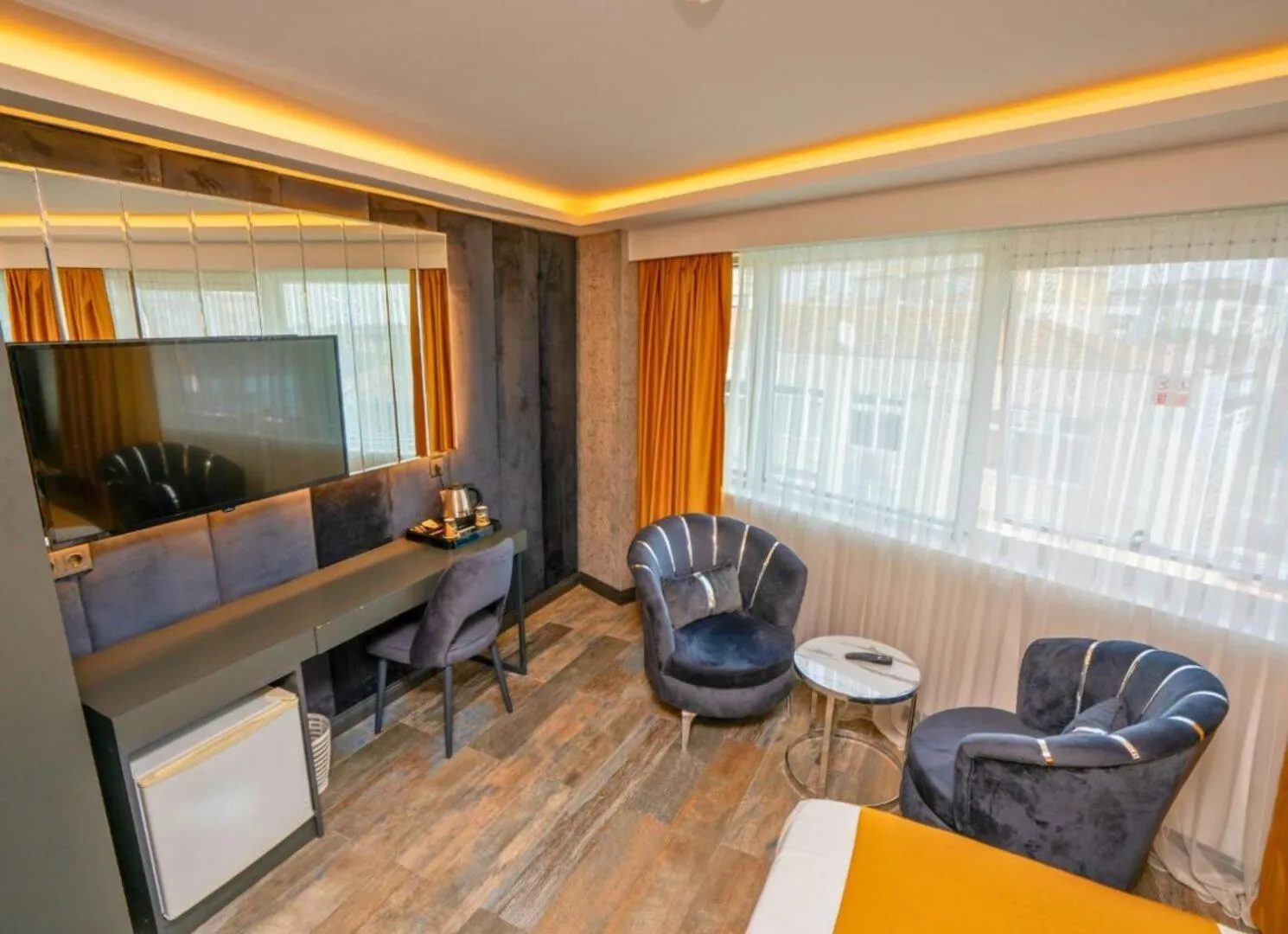 Photo of the whole room in 216 Silver Suite