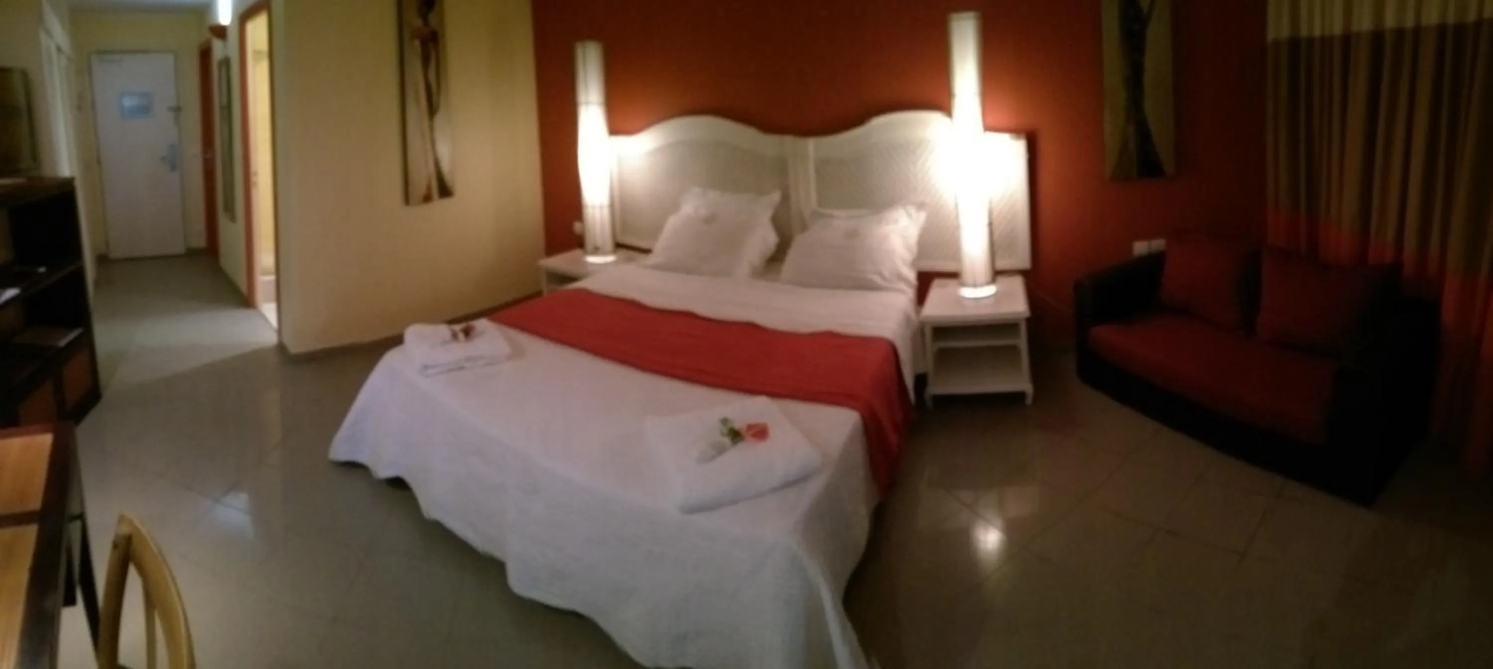 Decorative detail, Bed in Résidence de la Vielle Tour - Studio particulier vue mer