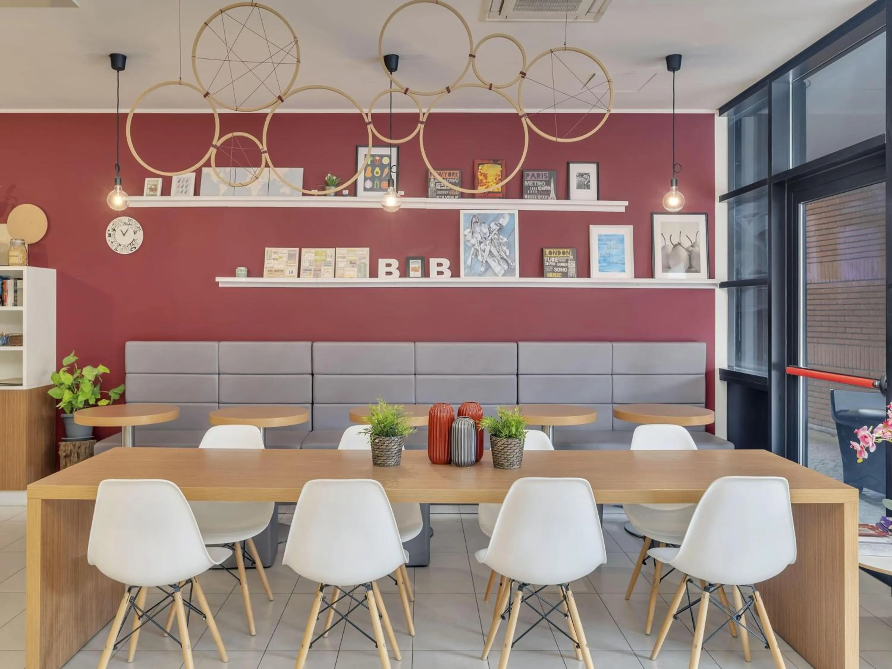 Lounge or bar in B&B Hotel Como Camerlata