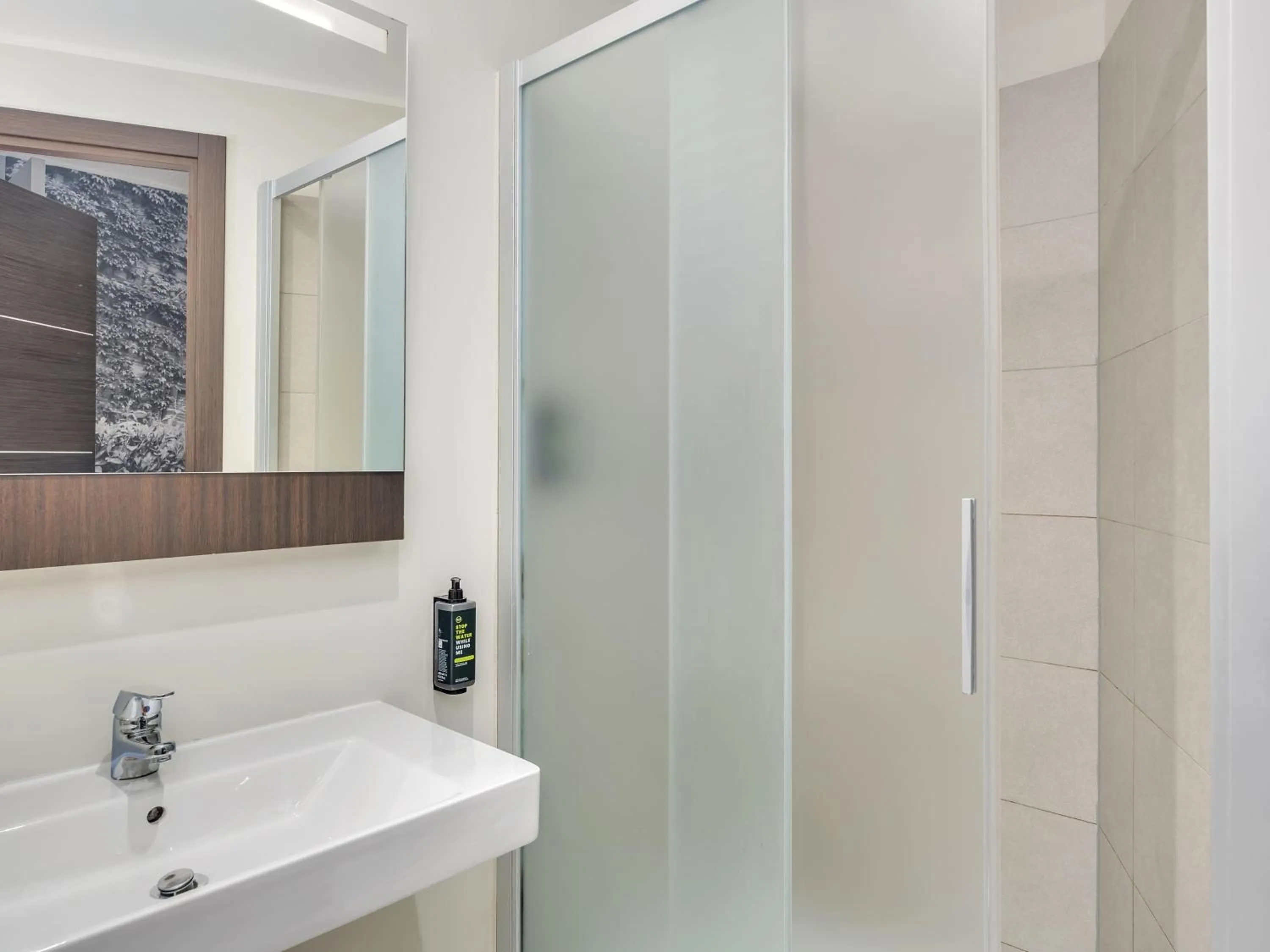 Photo of the whole room in B&B Hotel Como Camerlata