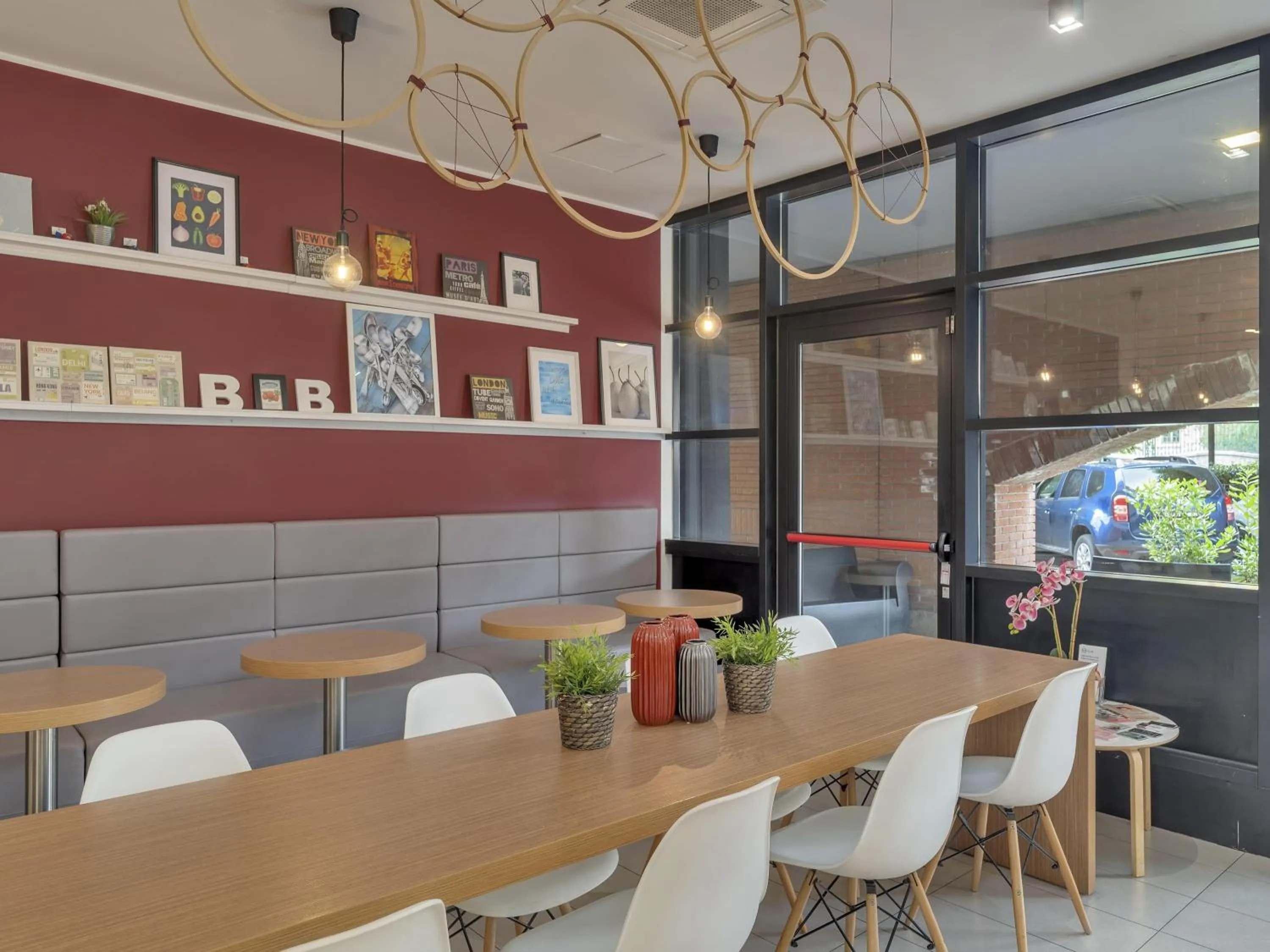 Lobby or reception in B&B Hotel Como Camerlata