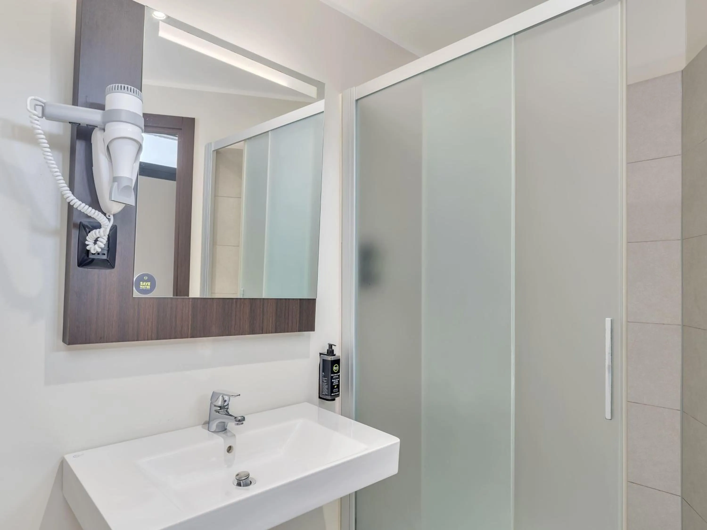 Bathroom in B&B Hotel Como Camerlata