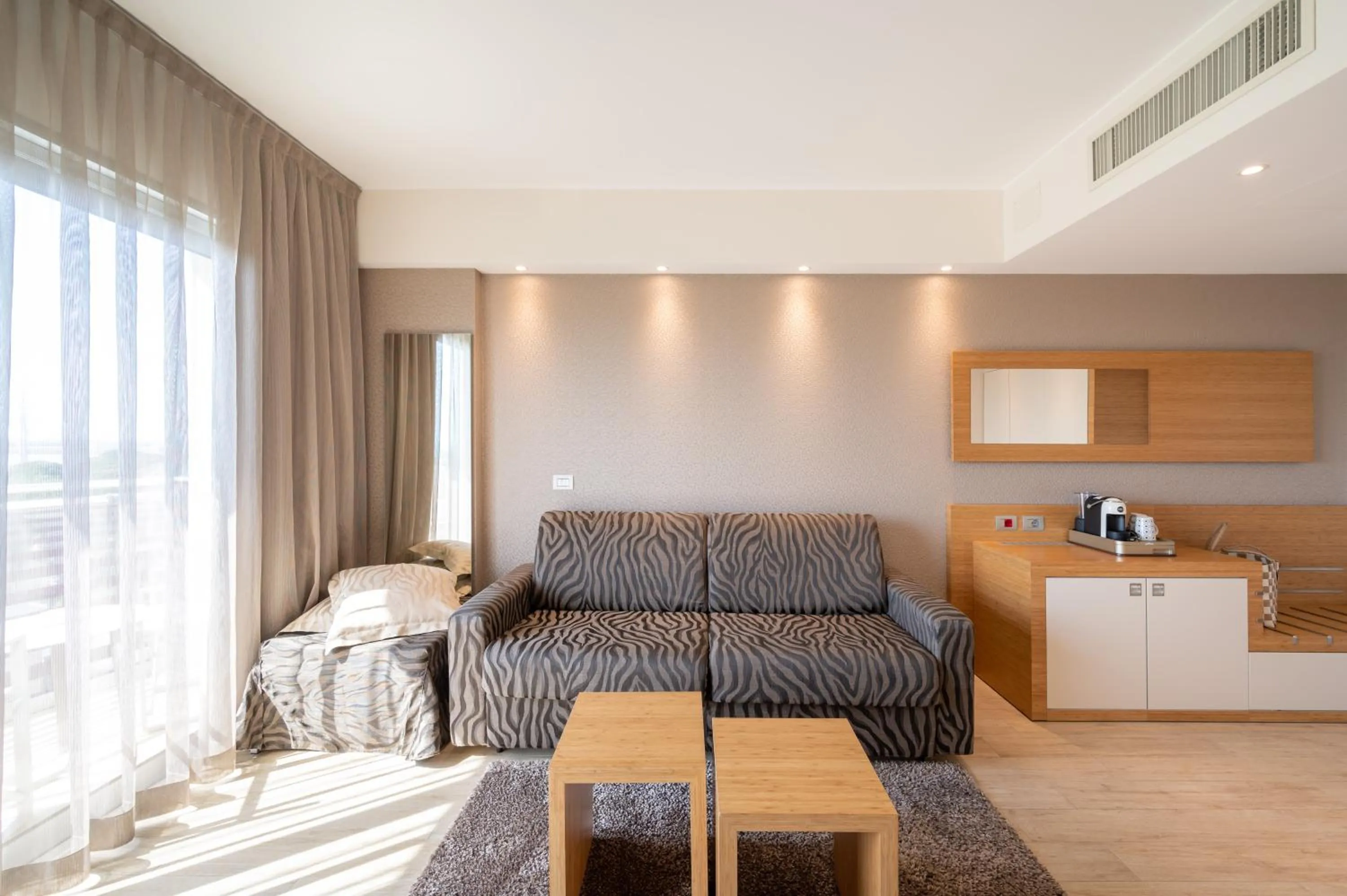 Coffee/tea facilities in Laguna Park Hotel 4Superior