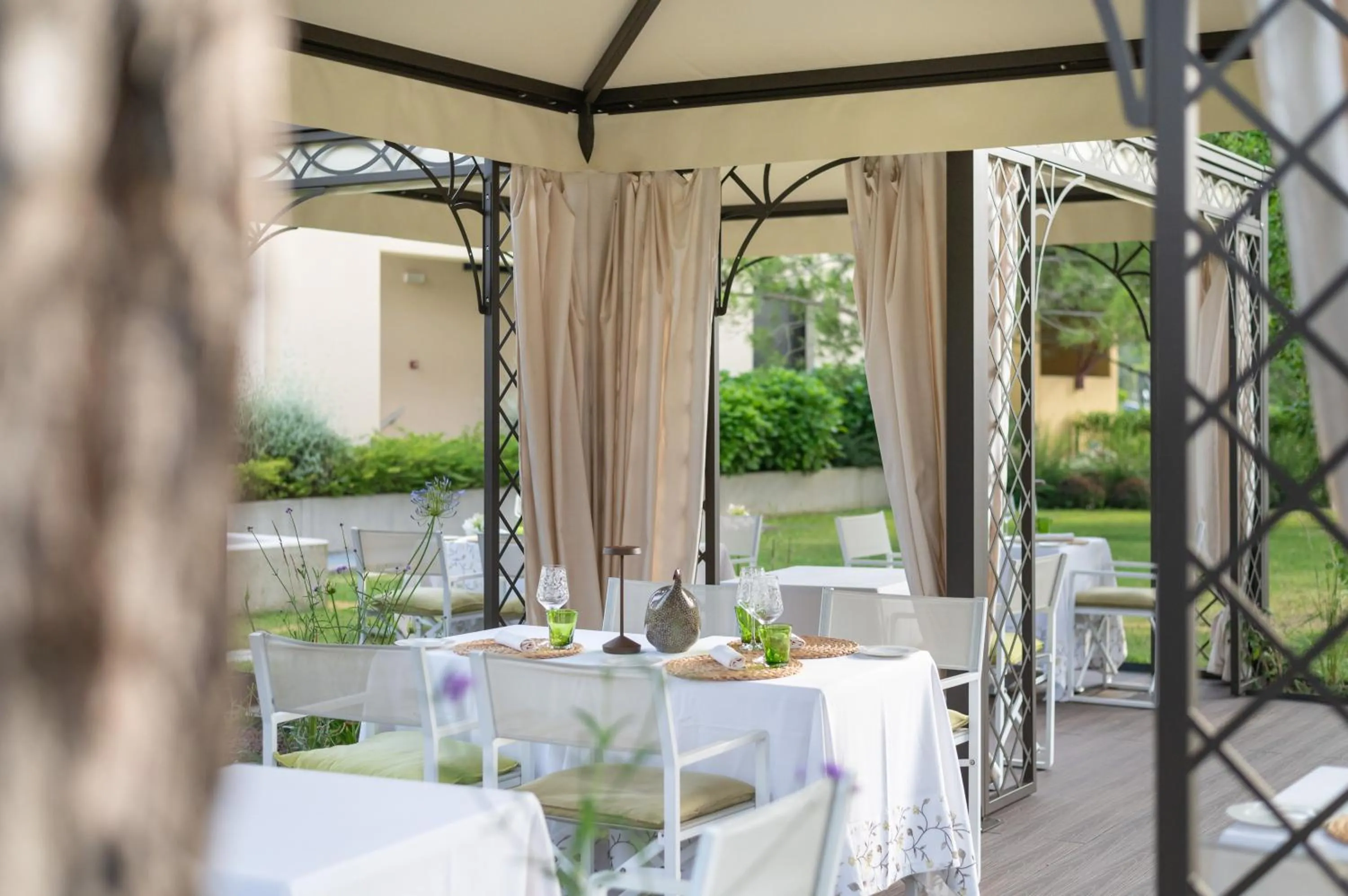 Restaurant/places to eat in Laguna Park Hotel 4Superior