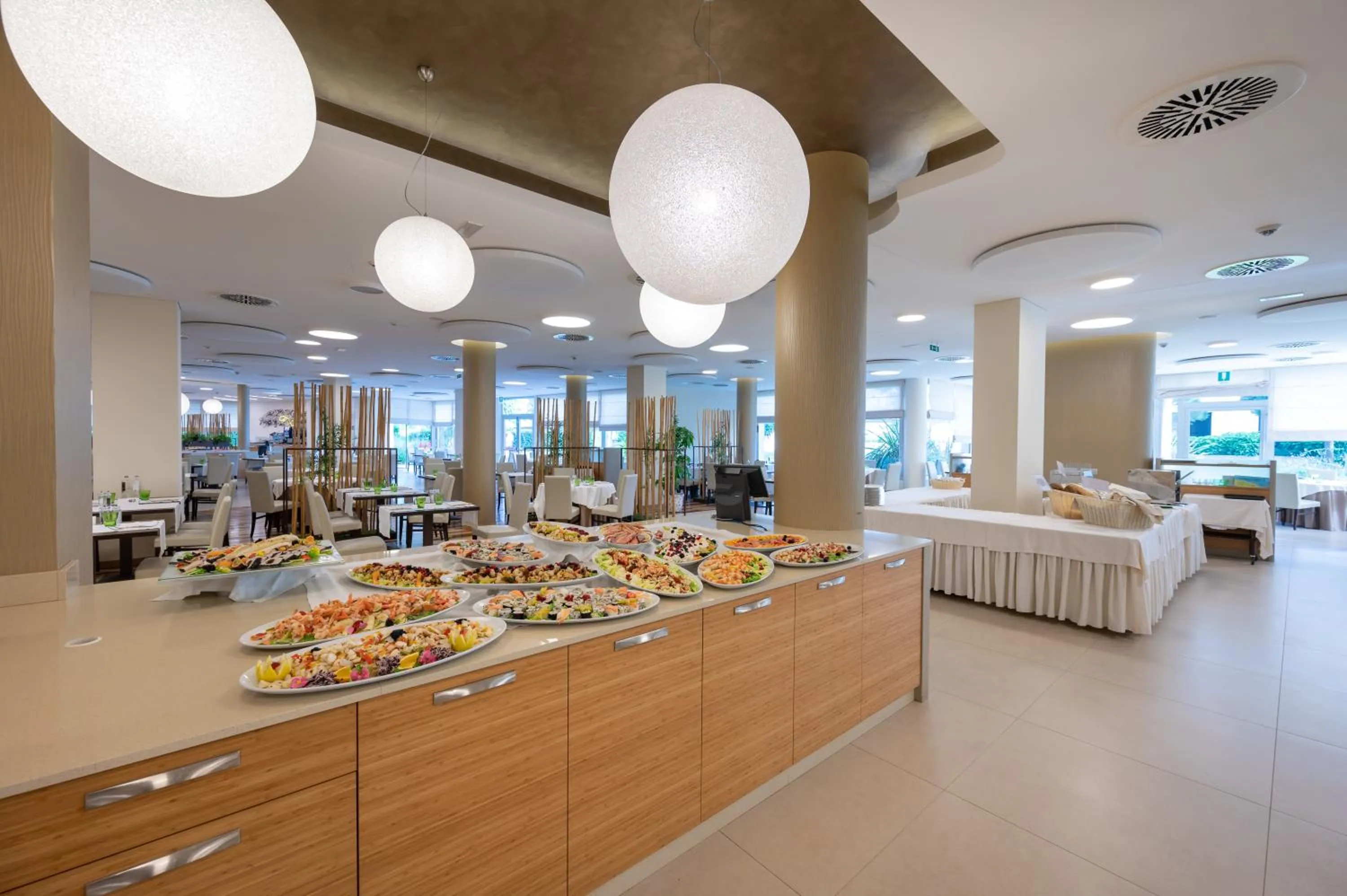 Restaurant/places to eat in Laguna Park Hotel 4Superior