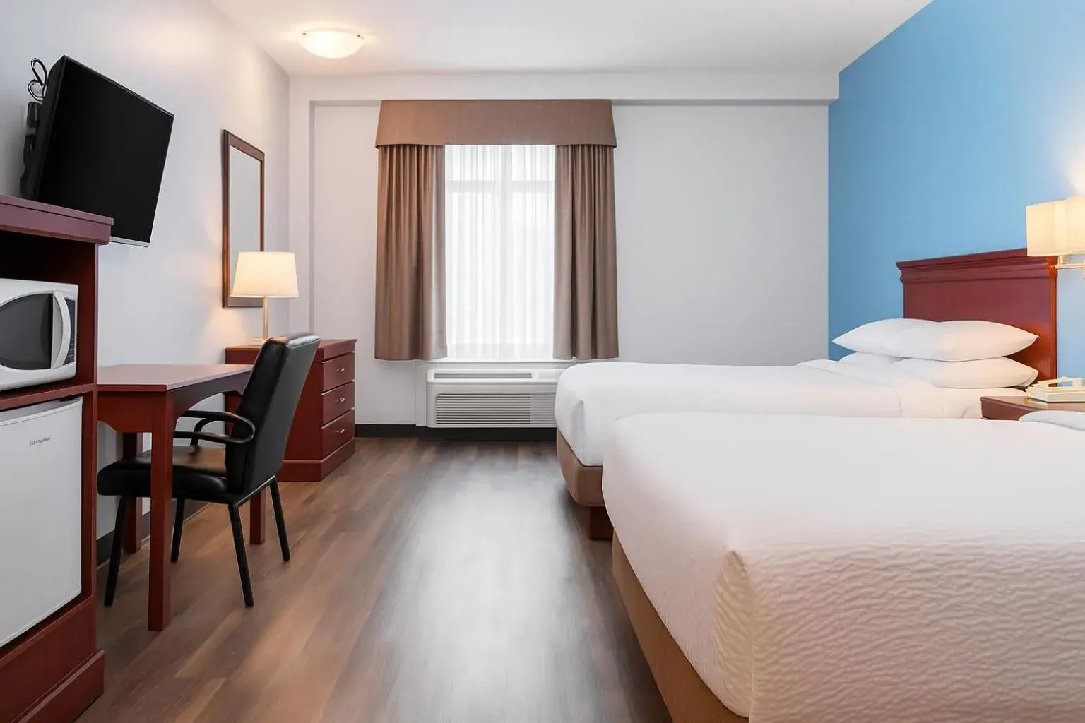 Double Room - Disability Access in Signature Stay Inn & Suites - Downtown Hamilton Double Room - Disability Access in Signature Stay Inn & Suites - Downtown Hamilton