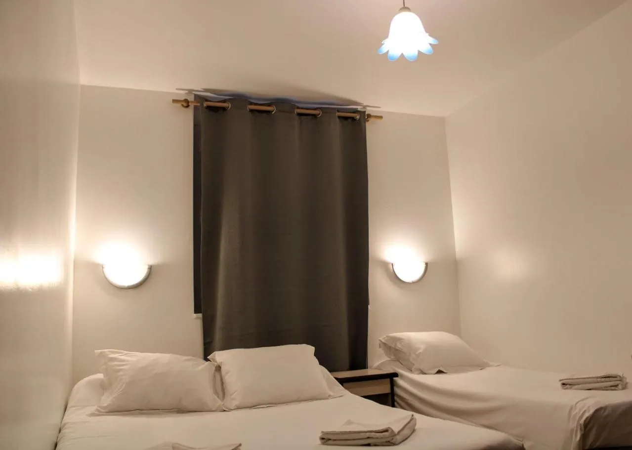 Bed in Hôtel Le Milan