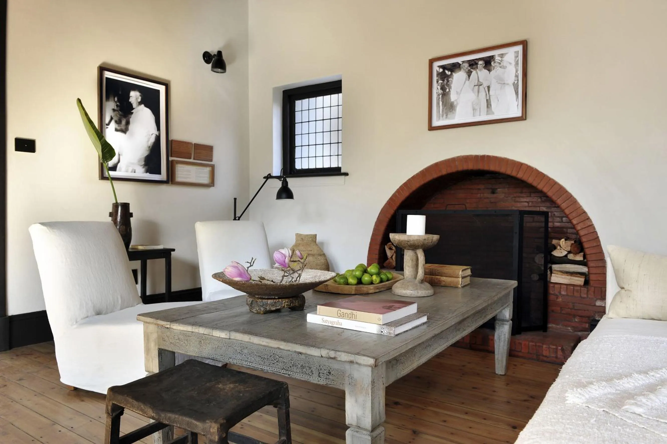 Communal lounge/ TV room, Bed in Satyagraha House