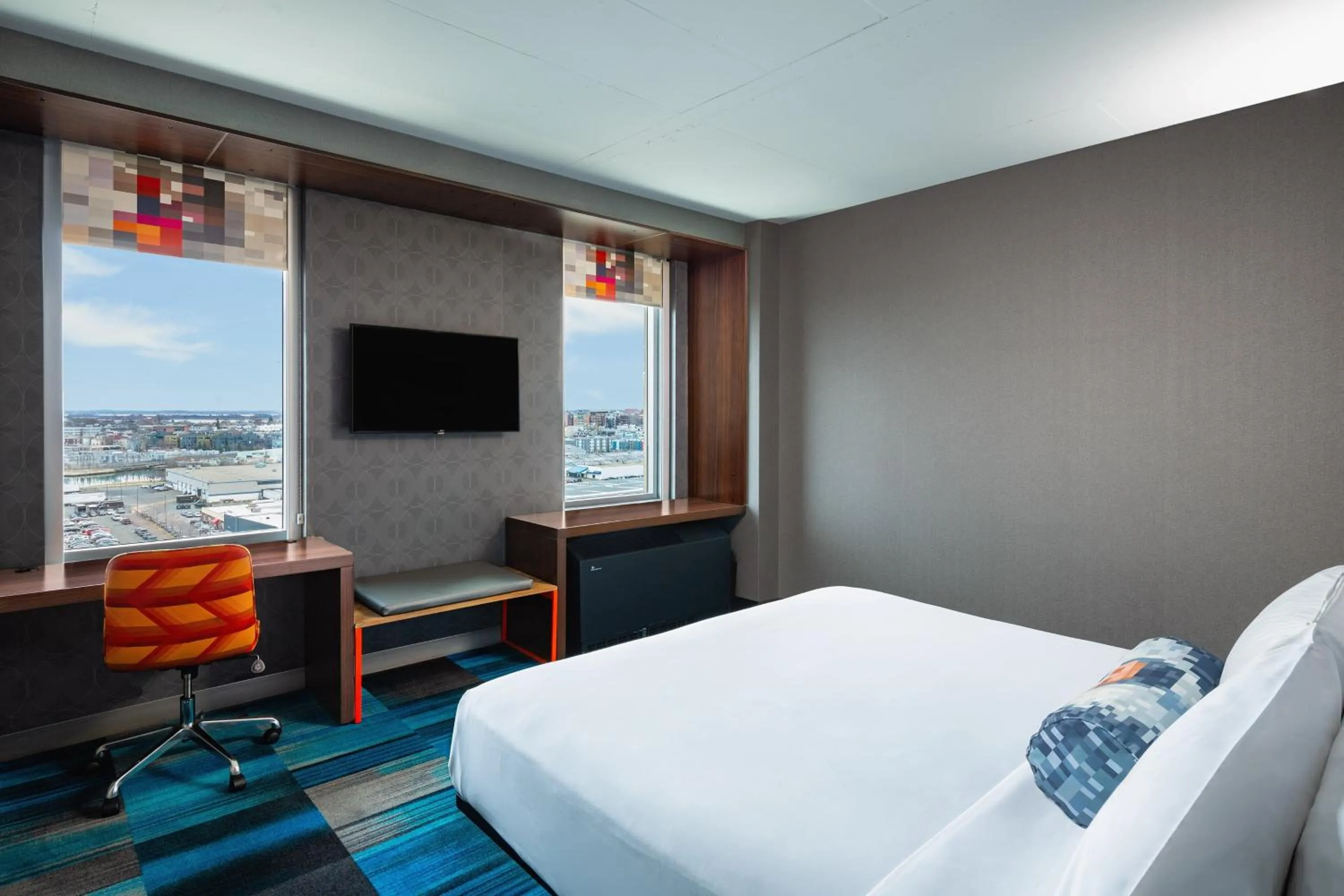 Photo of the whole room, Bed in Aloft Boston Seaport District
